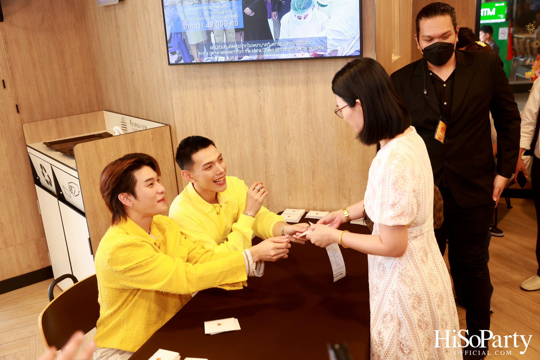 แมคโดนัลด์ เปิดตัวพรีเซ็นเตอร์แฟนไก่ทอดแมคตัวจริง ‘ต้าห์อู๋ x ออฟโรด’