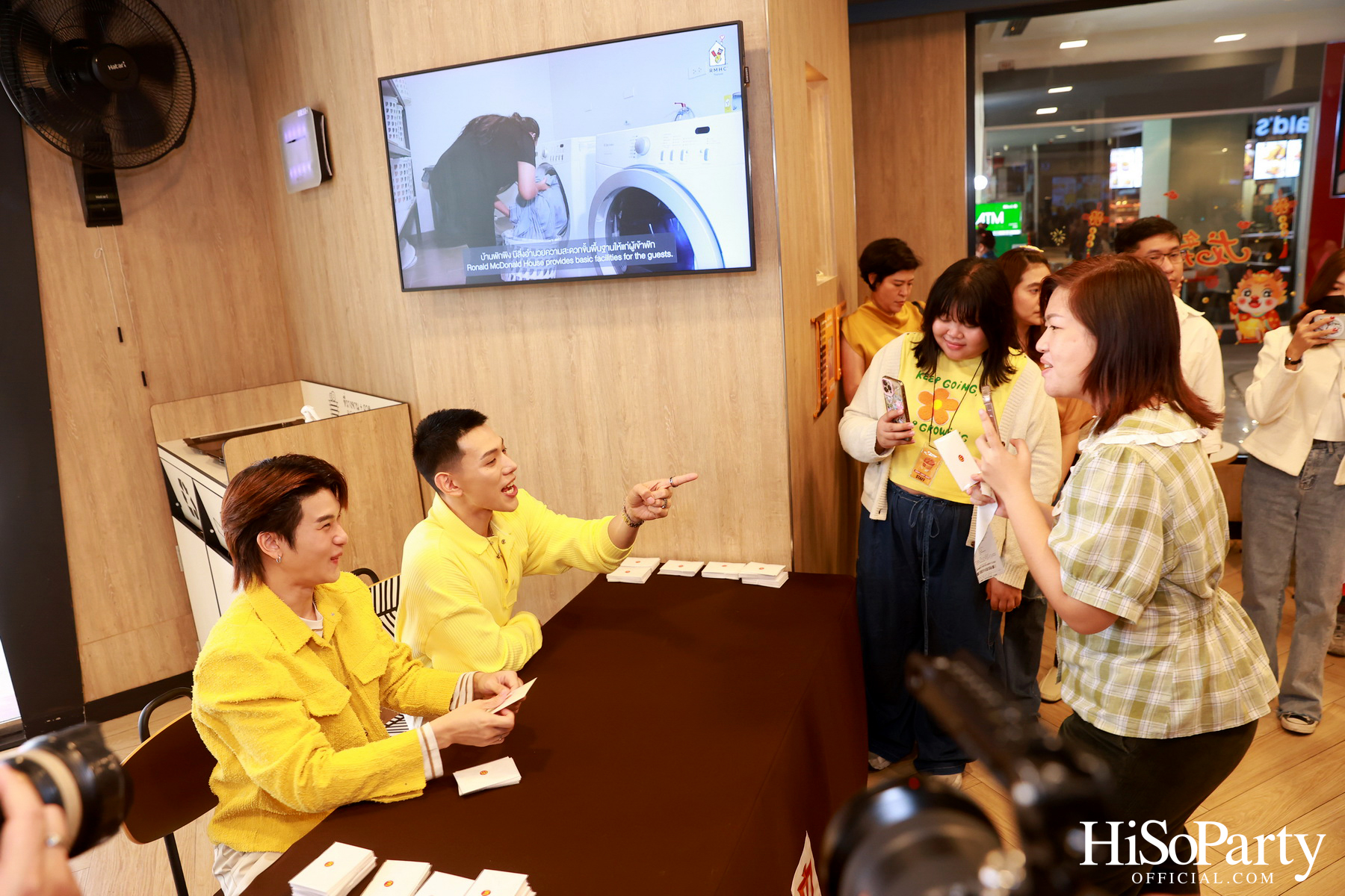 แมคโดนัลด์ เปิดตัวพรีเซ็นเตอร์แฟนไก่ทอดแมคตัวจริง ‘ต้าห์อู๋ x ออฟโรด’