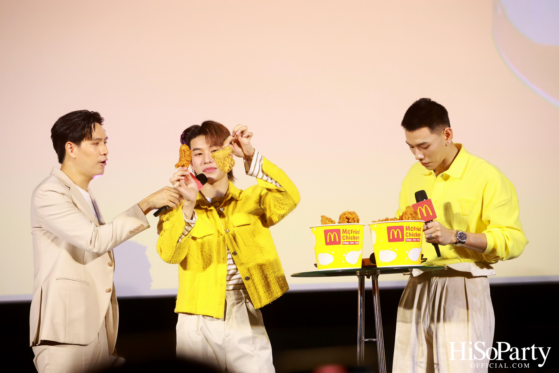 แมคโดนัลด์ เปิดตัวพรีเซ็นเตอร์แฟนไก่ทอดแมคตัวจริง ‘ต้าห์อู๋ x ออฟโรด’
