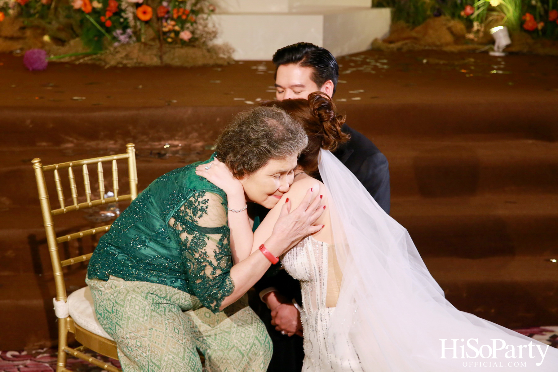 งานฉลองมงคลสมรสระหว่าง ธนพร เตชะวรบท และ วีรเดช ส่งทวีผล