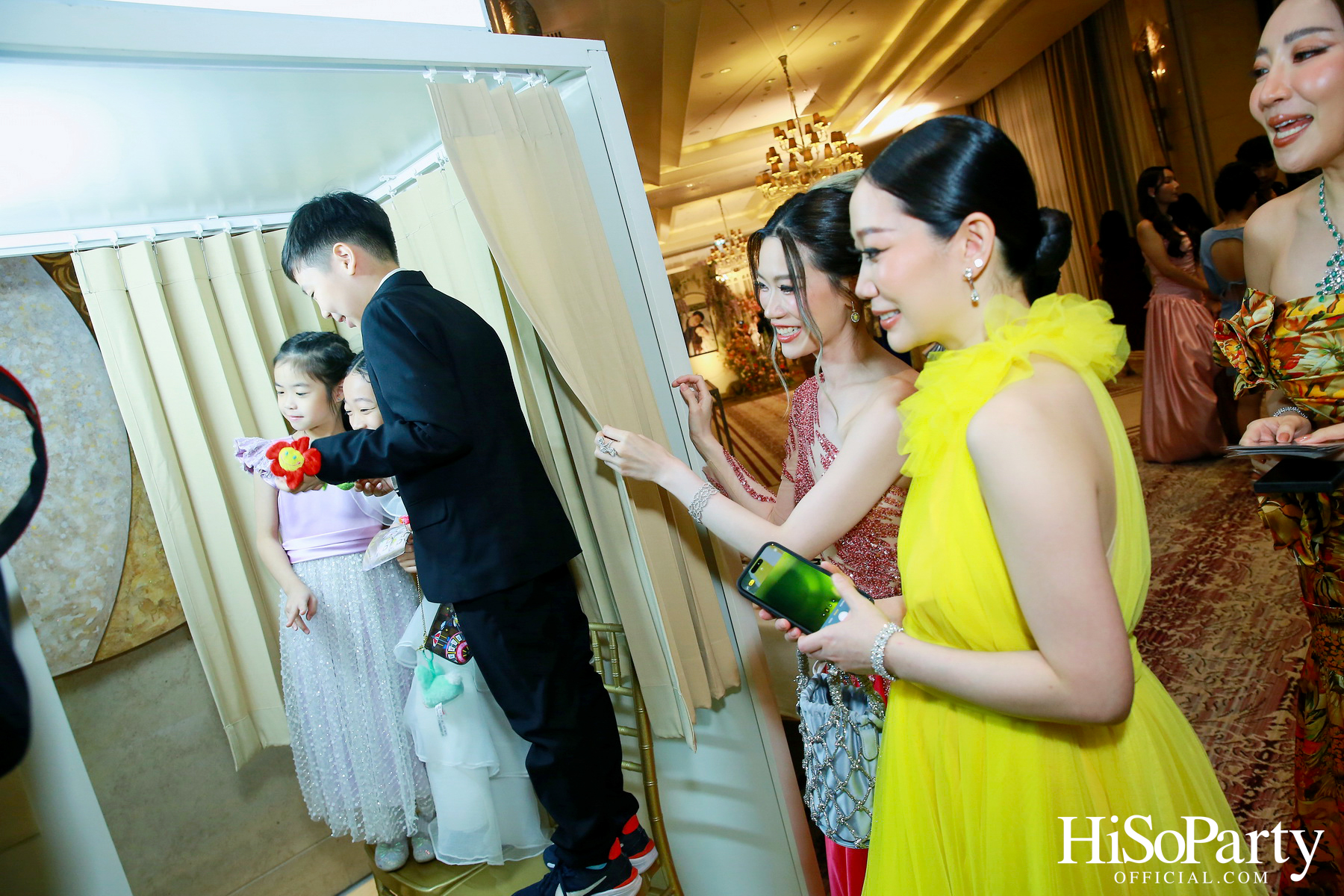 งานฉลองมงคลสมรสระหว่าง ธนพร เตชะวรบท และ วีรเดช ส่งทวีผล