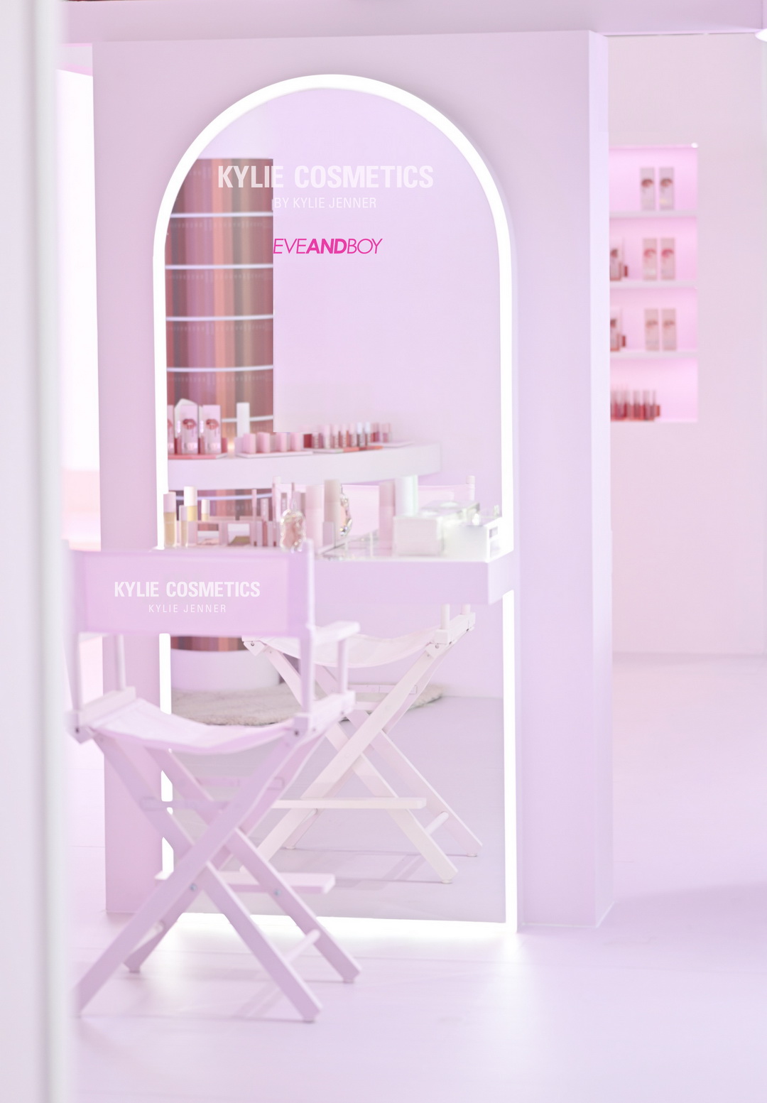Kylie Cosmetics แลนด์ดิ้งประเทศไทยแล้วอย่างเป็นทางการ โดยวางจำหน่ายเอ็กซ์คลูซีฟที่ EVEANDBOY