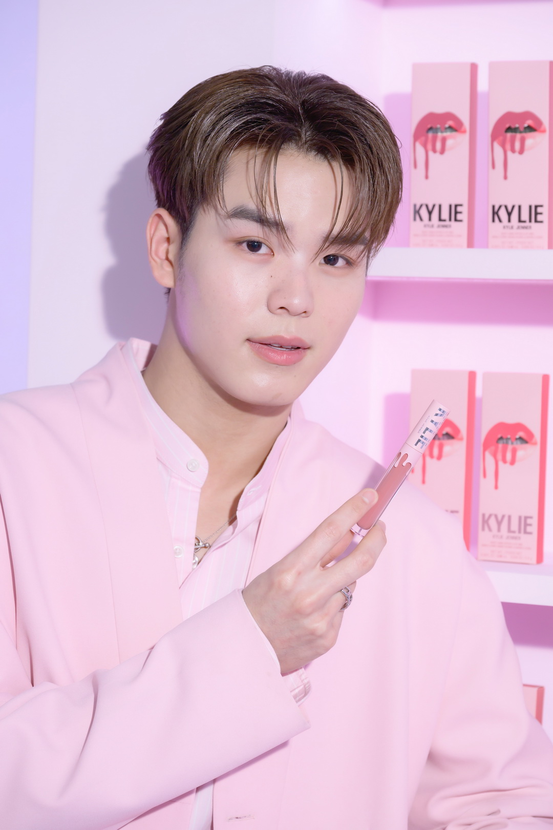 Kylie Cosmetics แลนด์ดิ้งประเทศไทยแล้วอย่างเป็นทางการ โดยวางจำหน่ายเอ็กซ์คลูซีฟที่ EVEANDBOY