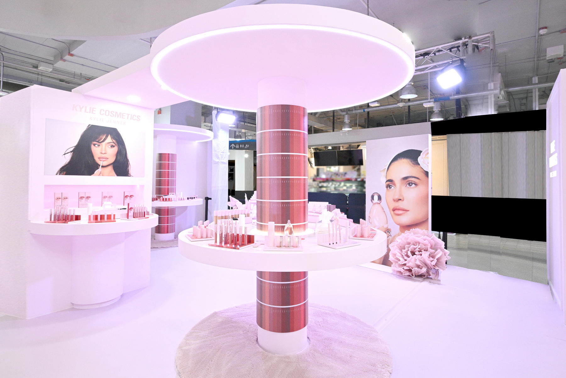 Kylie Cosmetics แลนด์ดิ้งประเทศไทยแล้วอย่างเป็นทางการ โดยวางจำหน่ายเอ็กซ์คลูซีฟที่ EVEANDBOY