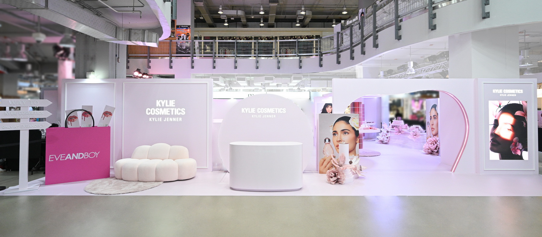 Kylie Cosmetics แลนด์ดิ้งประเทศไทยแล้วอย่างเป็นทางการ โดยวางจำหน่ายเอ็กซ์คลูซีฟที่ EVEANDBOY