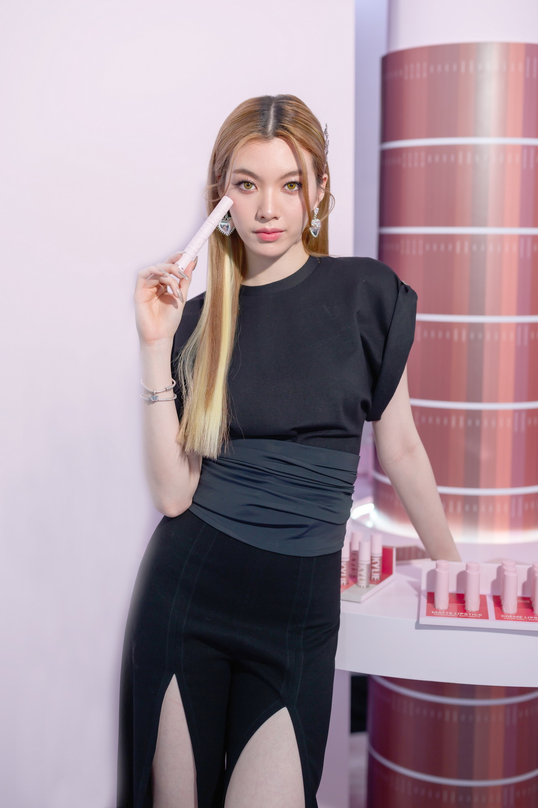 Kylie Cosmetics แลนด์ดิ้งประเทศไทยแล้วอย่างเป็นทางการ โดยวางจำหน่ายเอ็กซ์คลูซีฟที่ EVEANDBOY