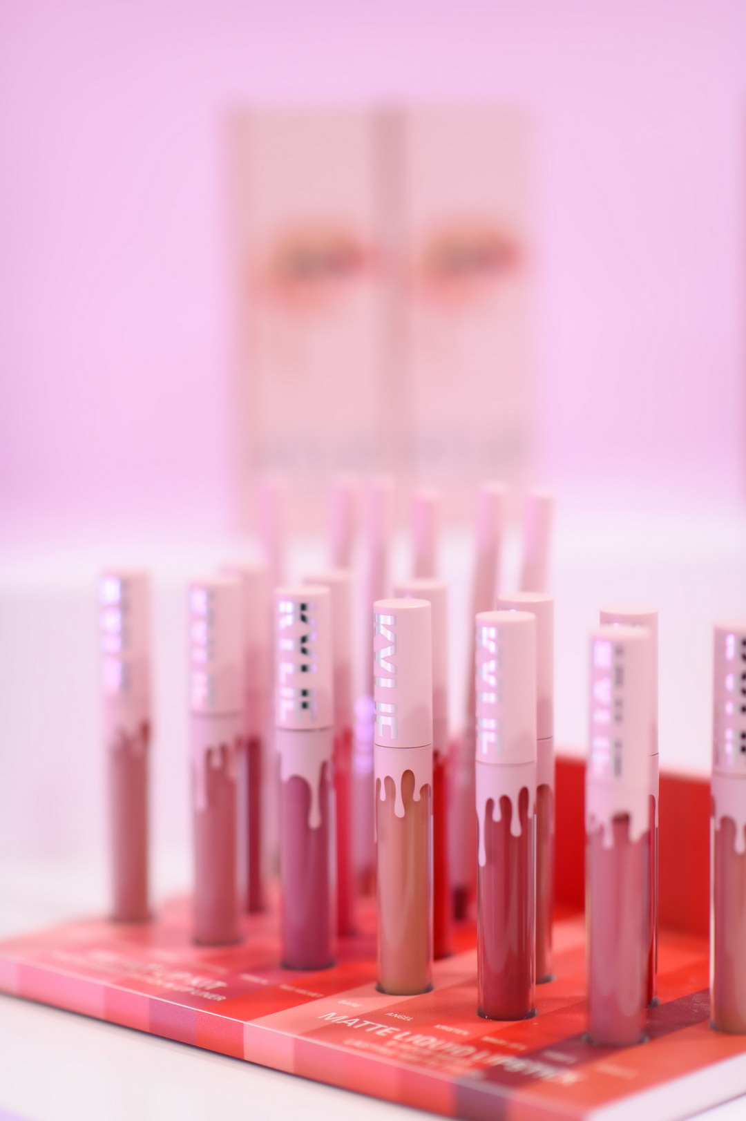 Kylie Cosmetics แลนด์ดิ้งประเทศไทยแล้วอย่างเป็นทางการ โดยวางจำหน่ายเอ็กซ์คลูซีฟที่ EVEANDBOY