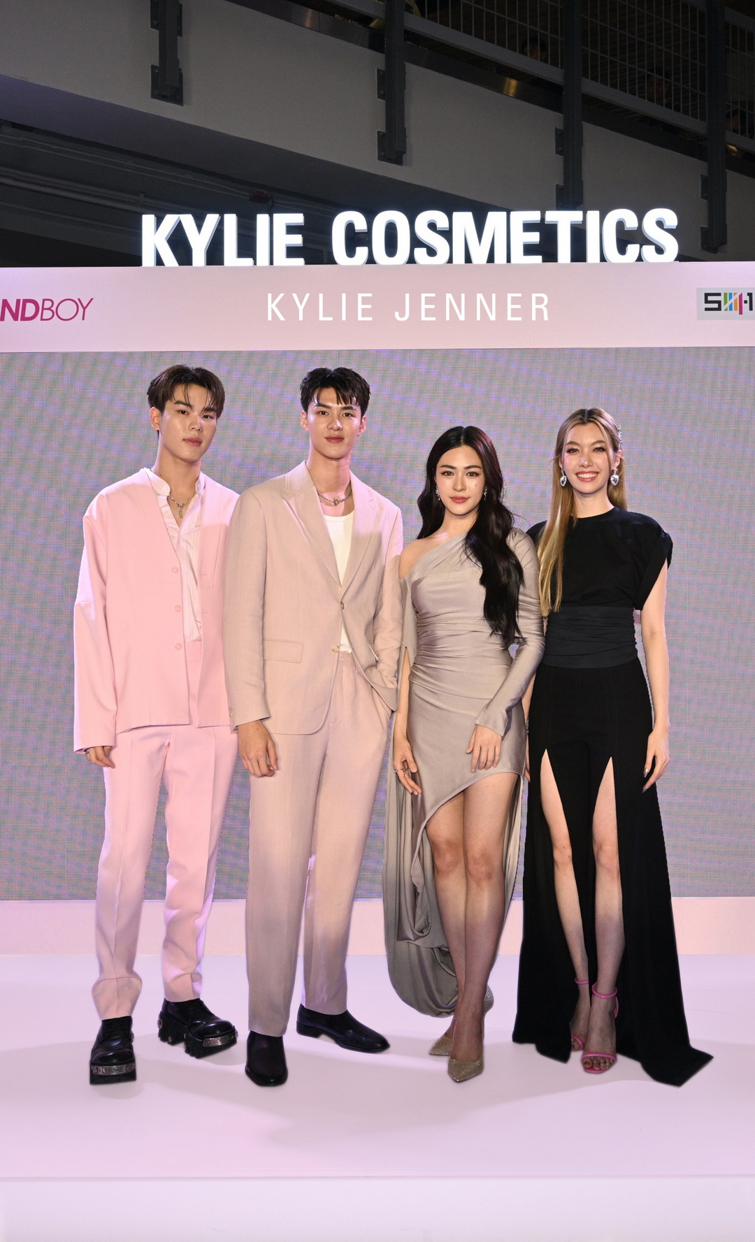 Kylie Cosmetics แลนด์ดิ้งประเทศไทยแล้วอย่างเป็นทางการ โดยวางจำหน่ายเอ็กซ์คลูซีฟที่ EVEANDBOY