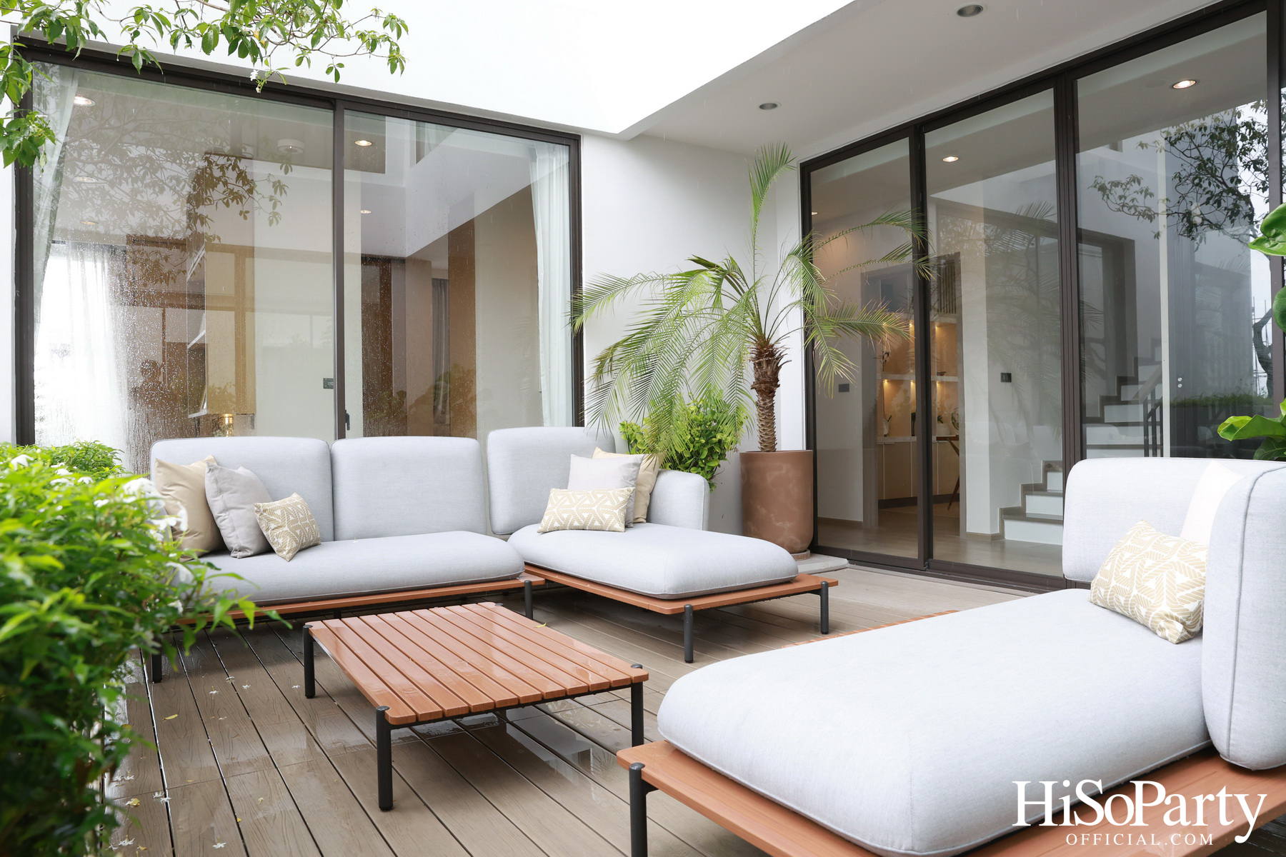 HiSoParty Magazine X AERIE