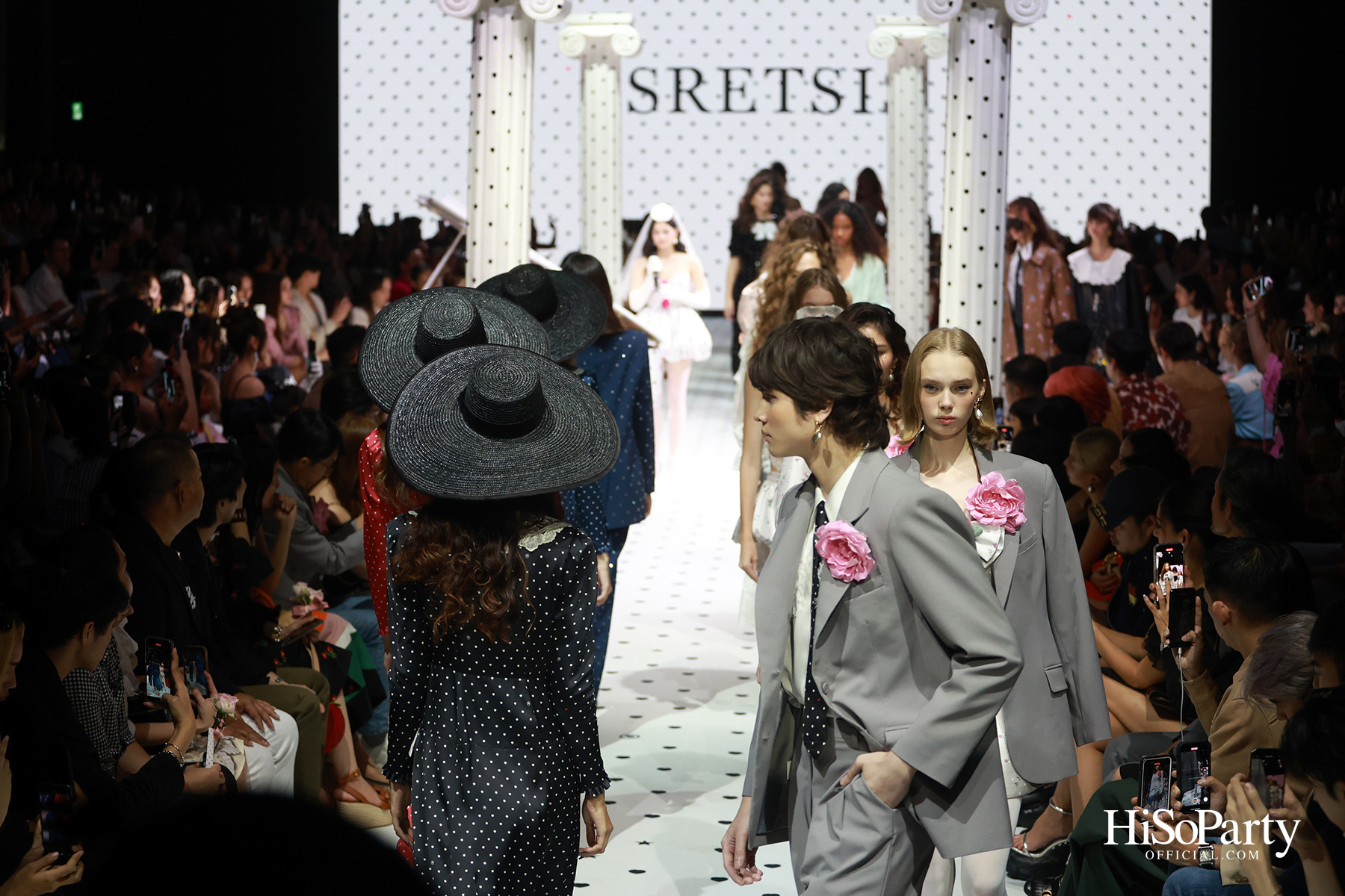 SRETSIS @ELLE Fashion Week 2024 ณ ริเวอร์ พาร์ค ไอคอนสยาม