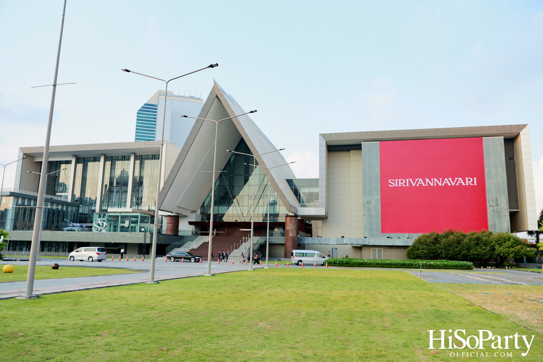 SIRIVANNAVARI นำเสนอแฟชั่นโชว์ Autumn/Winter 2024-2025 ในธีม ‘Women in Art’ ณ หอศิลป์แห่งชาติ กระทรวงวัฒนธรรม