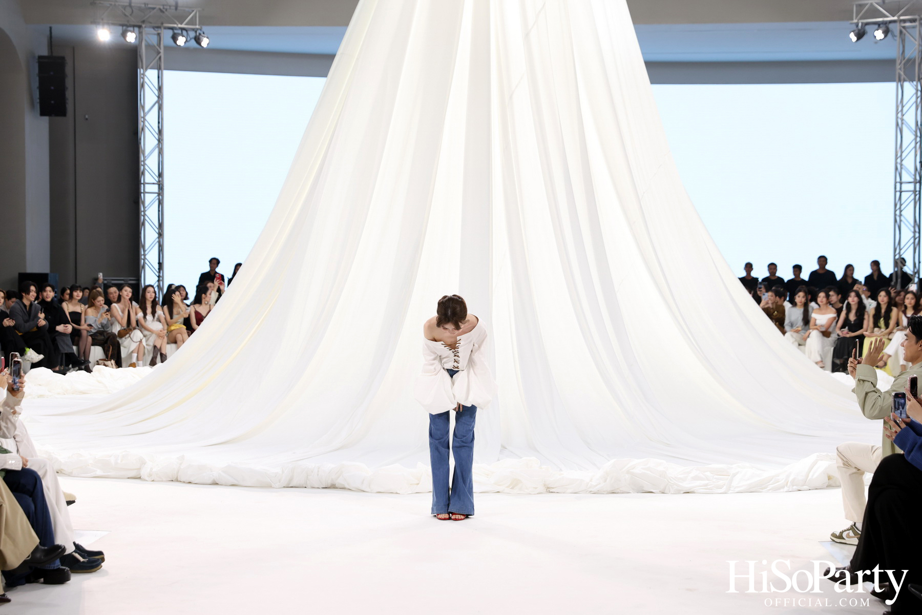 CHATO STUDIO THE DANCING PILLOW FASHION SHOW