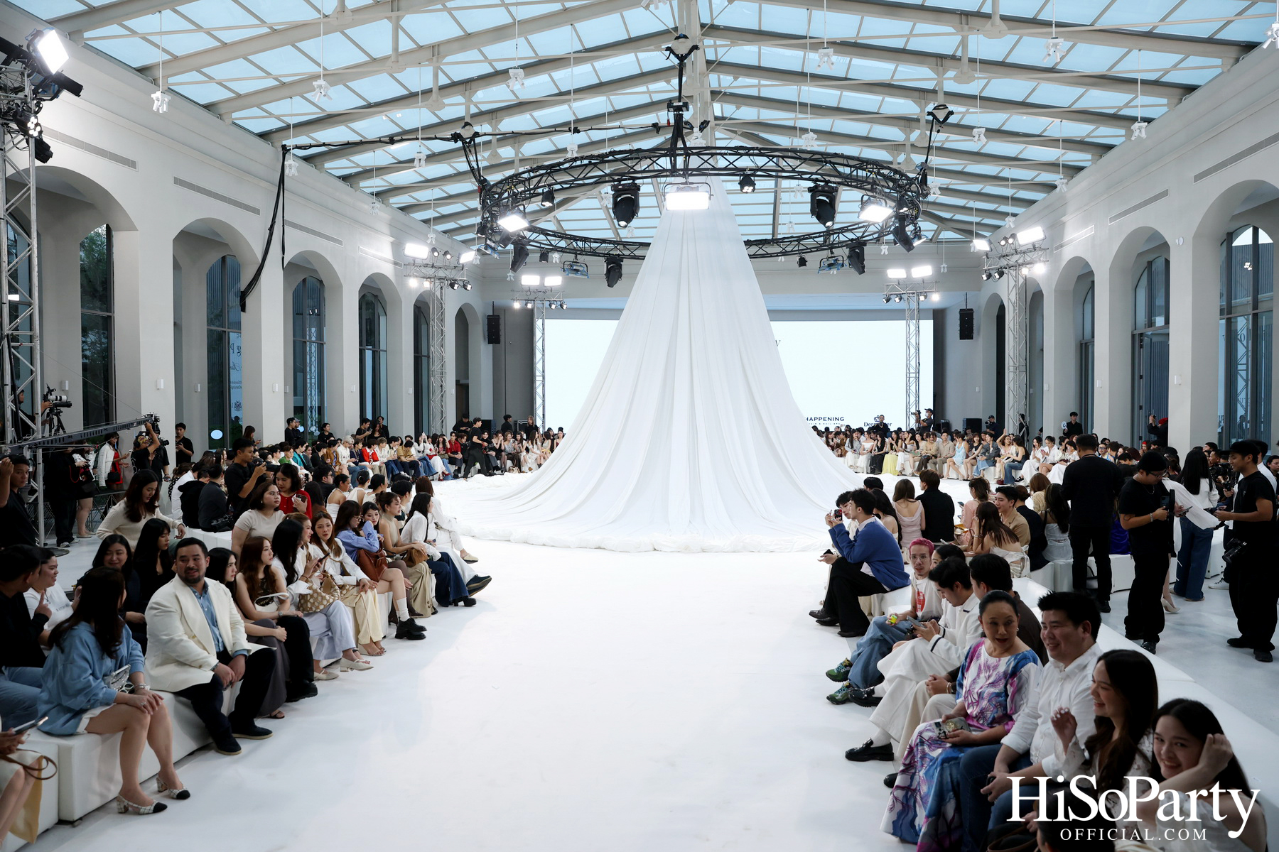 CHATO STUDIO THE DANCING PILLOW FASHION SHOW