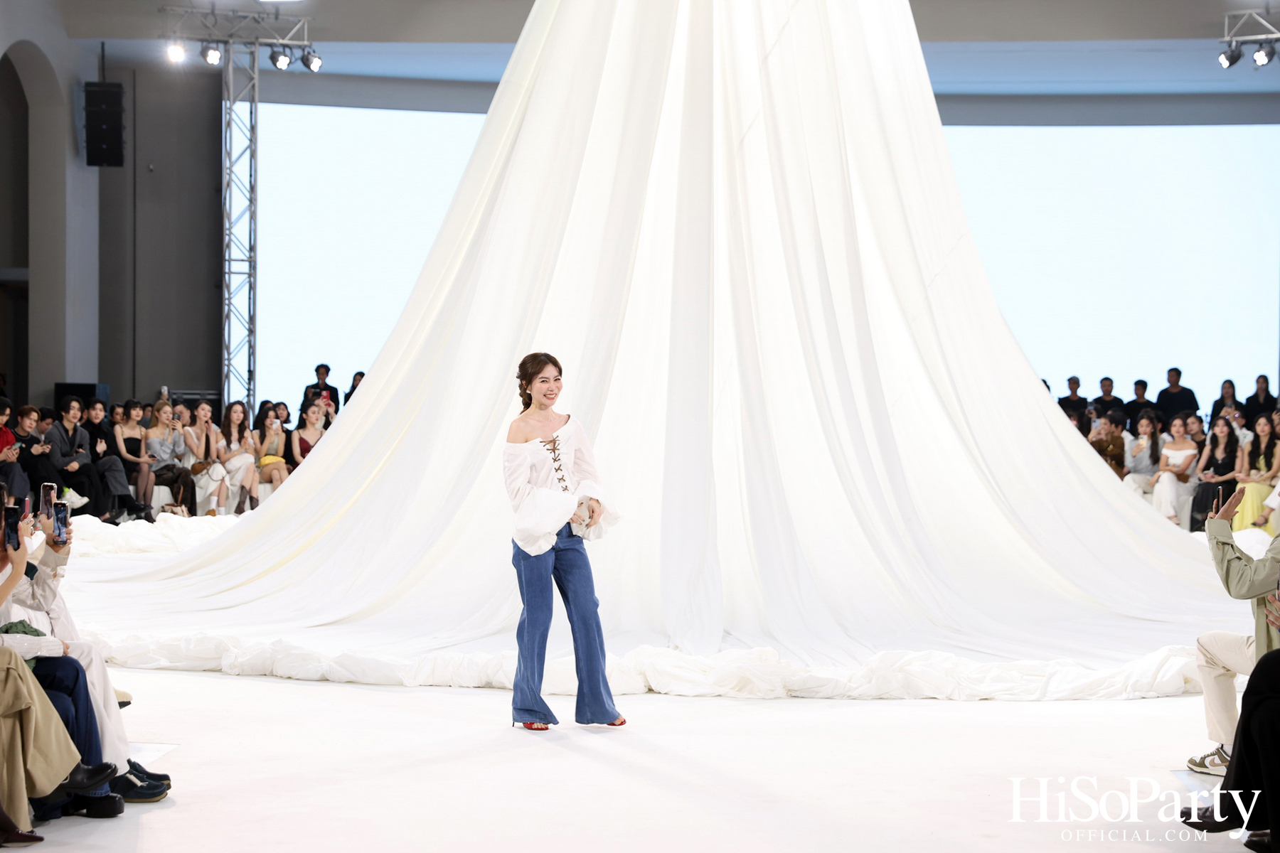 CHATO STUDIO THE DANCING PILLOW FASHION SHOW