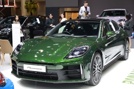 การเปิดตัวอย่างเป็นทางการของ 911 Carrera และ Taycan Turbo GT ณ บูธรถยนต์ปอร์เช่ ในงาน Motor Expo 2024