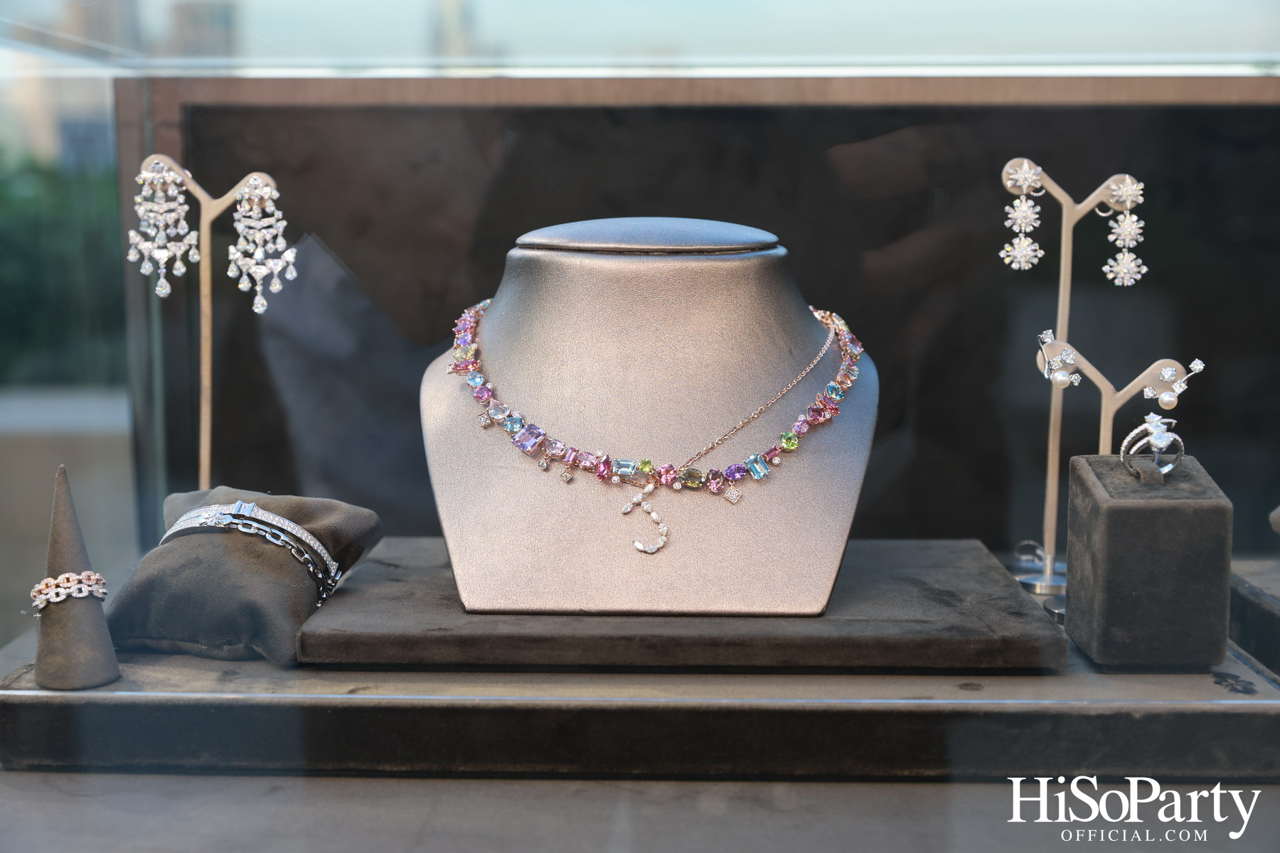 GEMS PAVILION จัดงานเปิดคอลเลกชั่นใหม่ ‘Brighten the Canvas’ เล่าเรื่องราวผ่านเครื่องประดับแรงบันดาลใจแห่งเส้นสายธรรมชาติ