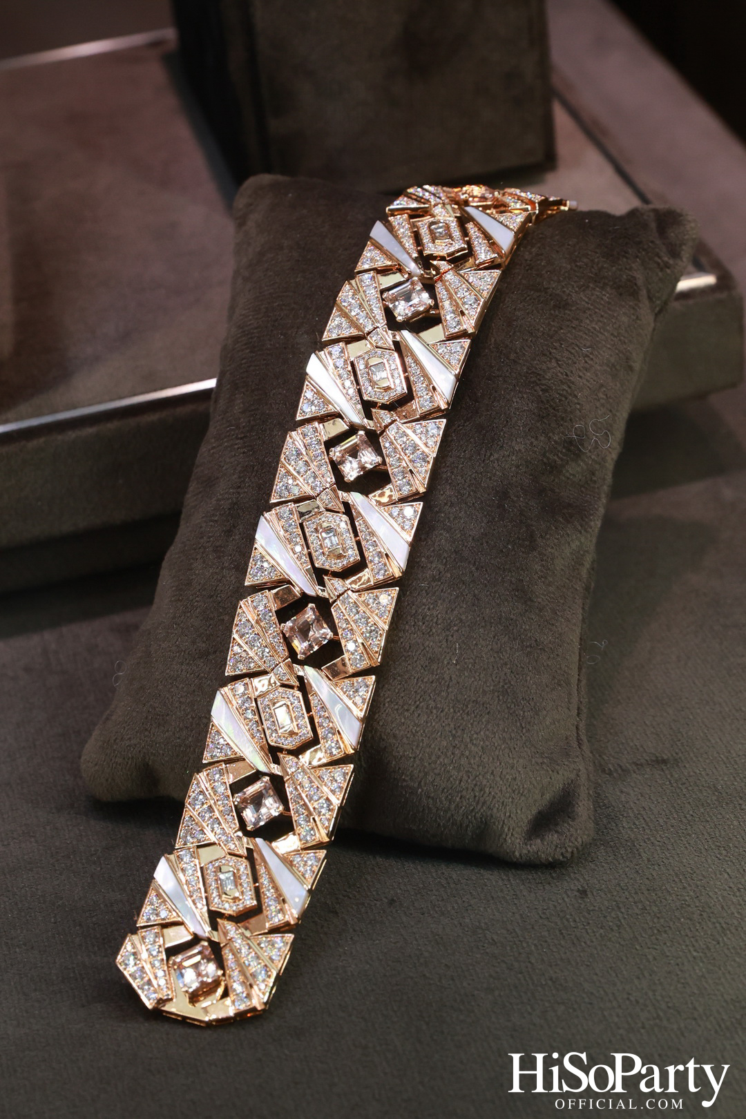 GEMS PAVILION จัดงานเปิดคอลเลกชั่นใหม่ ‘Brighten the Canvas’ เล่าเรื่องราวผ่านเครื่องประดับแรงบันดาลใจแห่งเส้นสายธรรมชาติ