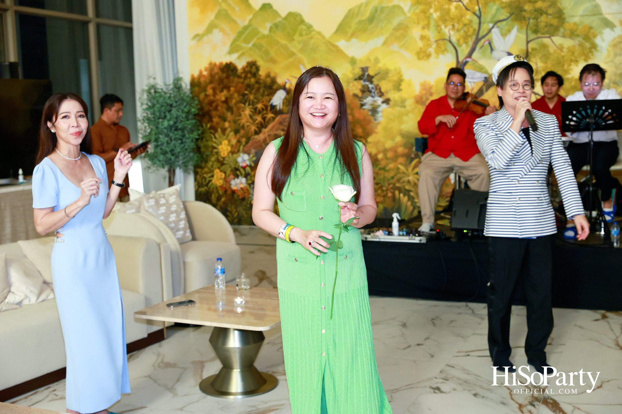 อุษณีย์ มหากิจศิริ ลีโอณีโอ เปิดบ้านจัดงานปาร์ตี้คริสต์มาส-ปีใหม่สุดอบอุ่น