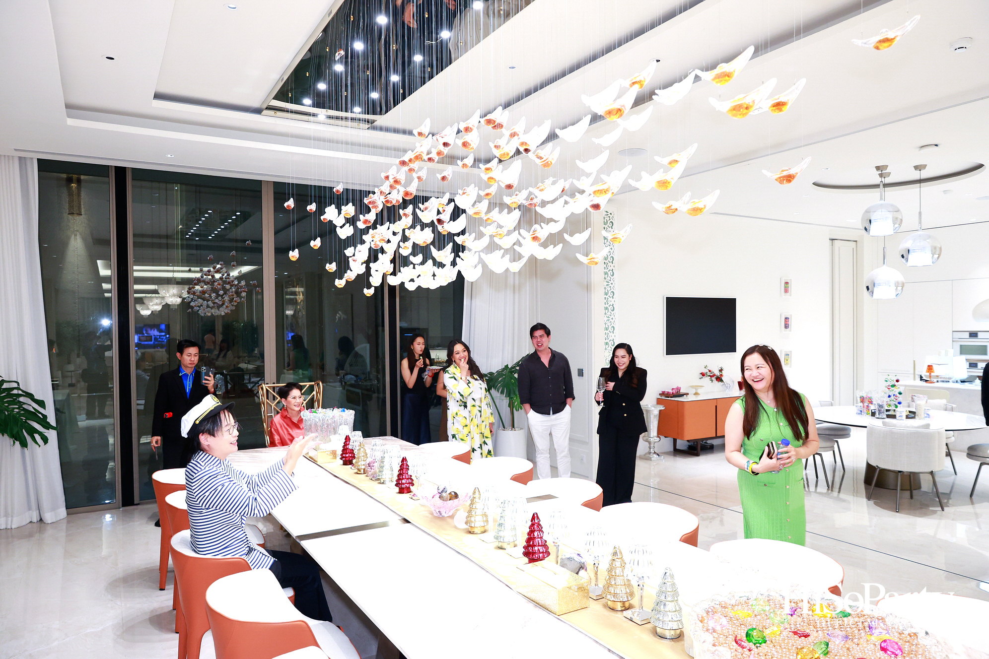 อุษณีย์ มหากิจศิริ ลีโอณีโอ เปิดบ้านจัดงานปาร์ตี้คริสต์มาส-ปีใหม่สุดอบอุ่น