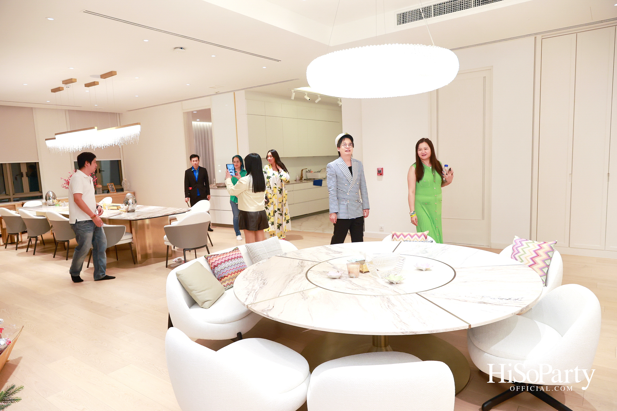 อุษณีย์ มหากิจศิริ ลีโอณีโอ เปิดบ้านจัดงานปาร์ตี้คริสต์มาส-ปีใหม่สุดอบอุ่น