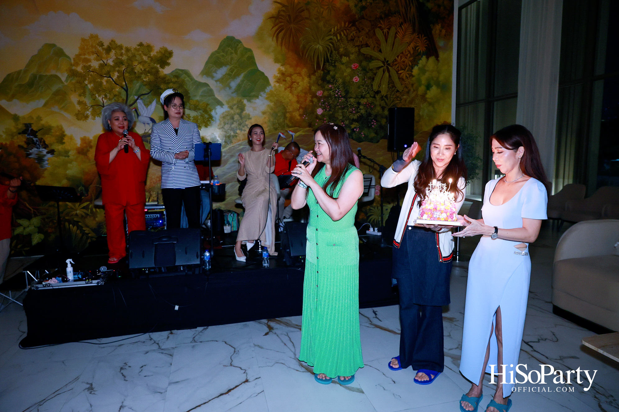 อุษณีย์ มหากิจศิริ ลีโอณีโอ เปิดบ้านจัดงานปาร์ตี้คริสต์มาส-ปีใหม่สุดอบอุ่น