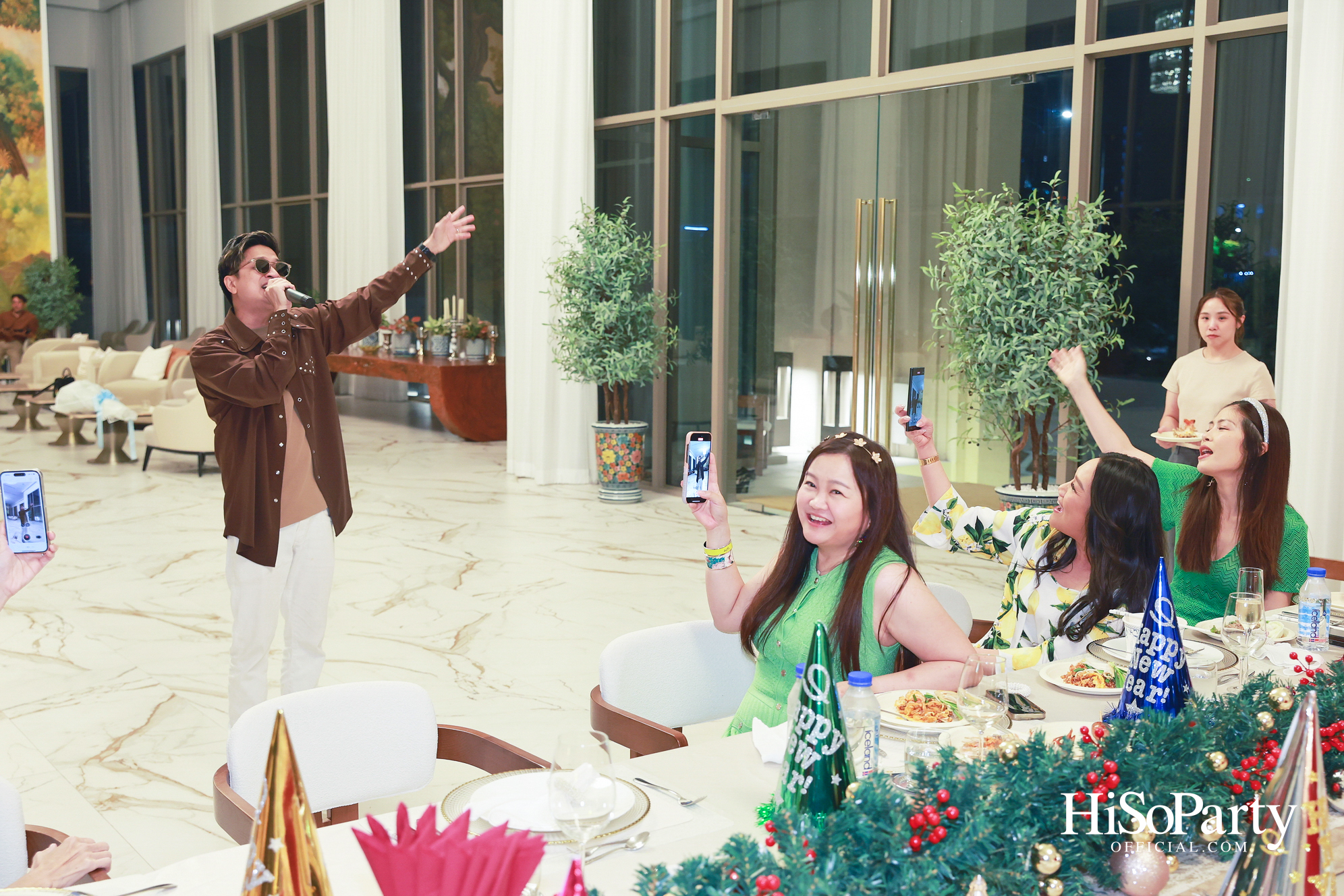 อุษณีย์ มหากิจศิริ ลีโอณีโอ เปิดบ้านจัดงานปาร์ตี้คริสต์มาส-ปีใหม่สุดอบอุ่น