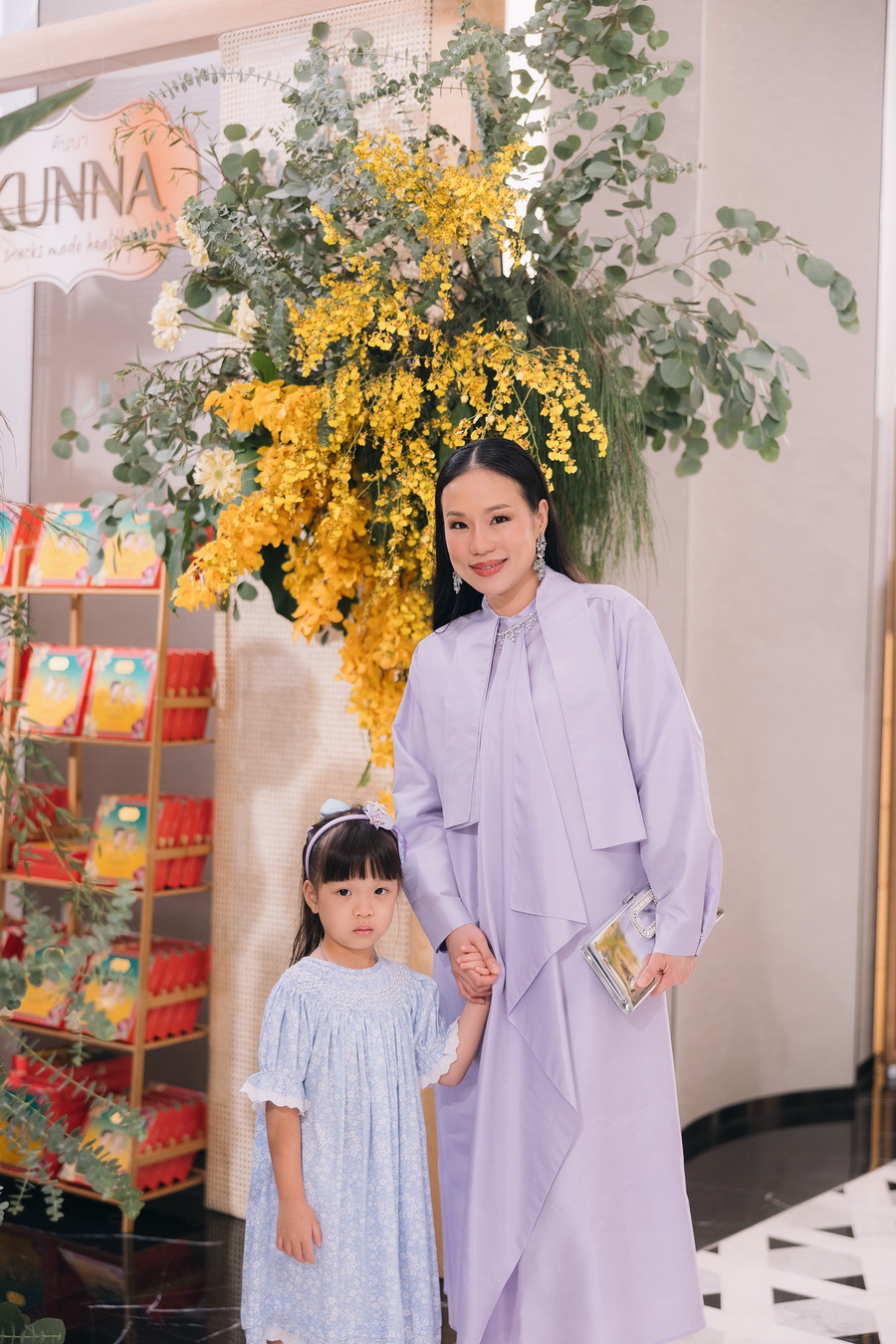 งานฉลองสมรสพระราชทาน ท่ามกลางบรรยากาศสุดอบอุ่น ระหว่าง ณชา จึงกานต์กุล และ ณัฐพันธ์ พรศรีฤทัย