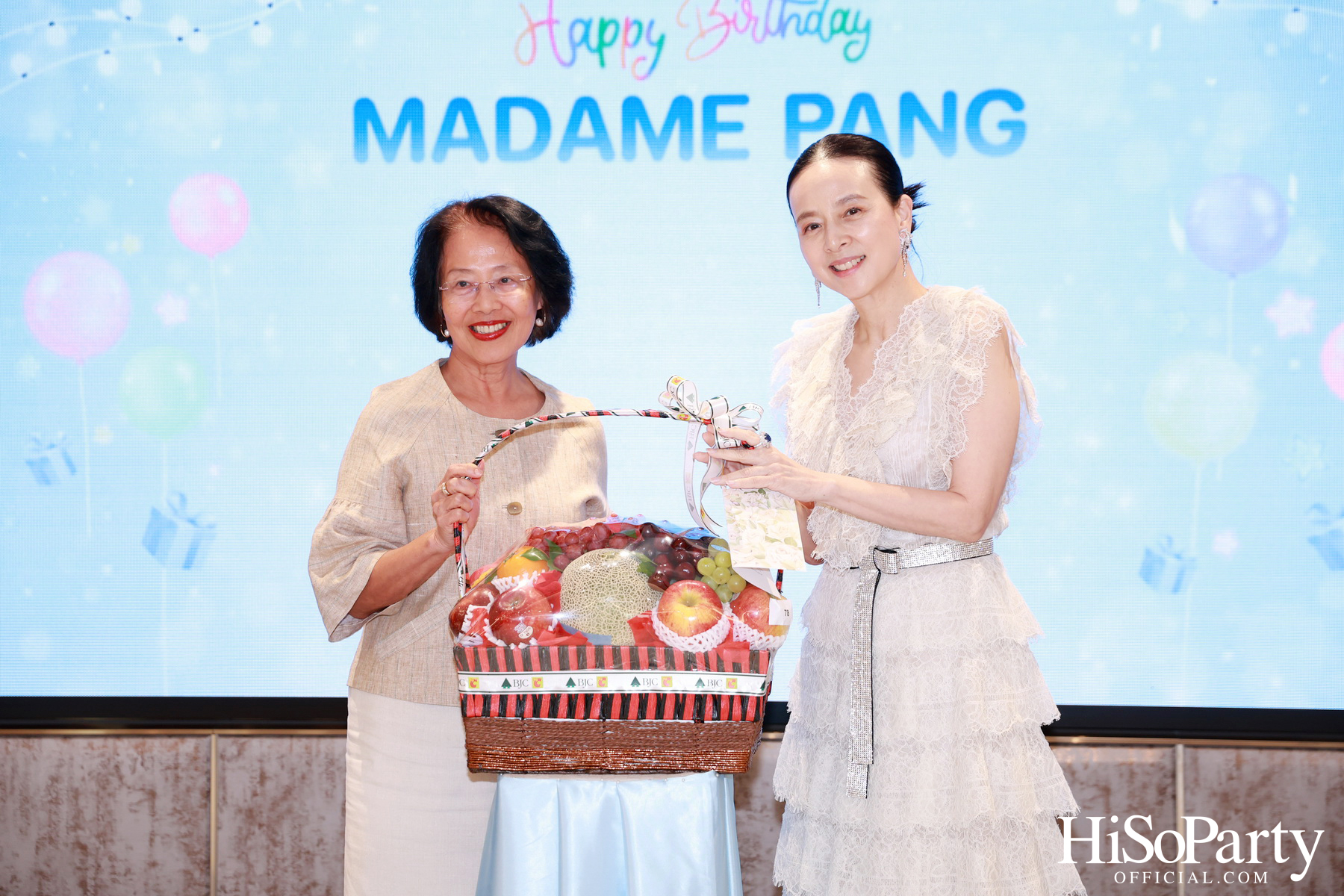 อบอุ่นและเปี่ยมรอยยิ้ม ‘มาดามแป้ง’ รับมุทิตาจิตเนื่องในวันคล้ายวันเกิด ท่ามกลางความรักจากคนรอบข้าง