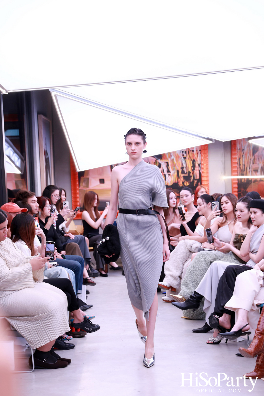 Vickteerut จัดแฟชั่นโชว์ ‘Vickteerut Spring/Summer Collection 2025’ เปิดตัวคอลเลกชัน ‘Forme’ ประจำฤดูใบไม้ผลิ/ฤดูร้อน