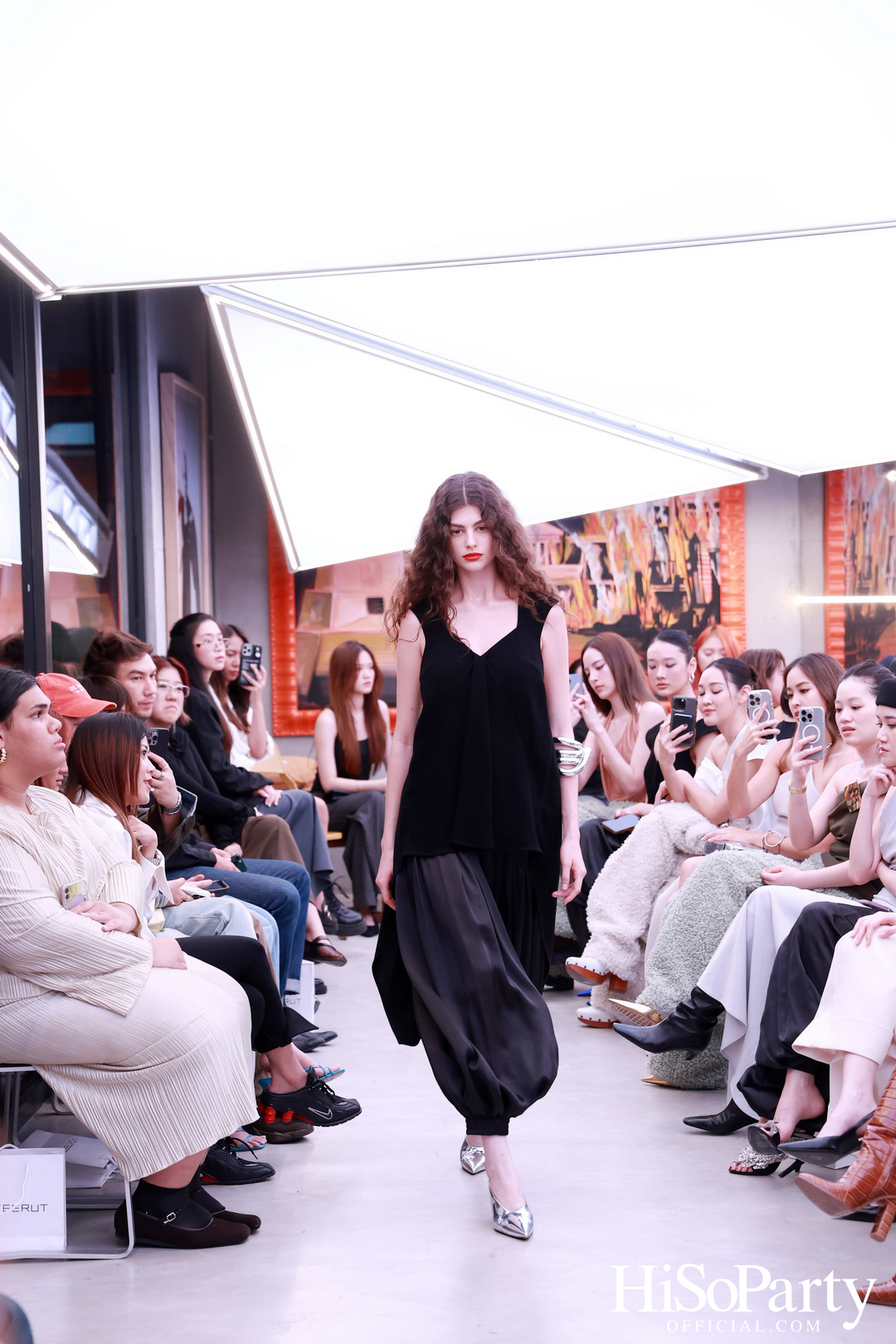 Vickteerut จัดแฟชั่นโชว์ ‘Vickteerut Spring/Summer Collection 2025’ เปิดตัวคอลเลกชัน ‘Forme’ ประจำฤดูใบไม้ผลิ/ฤดูร้อน