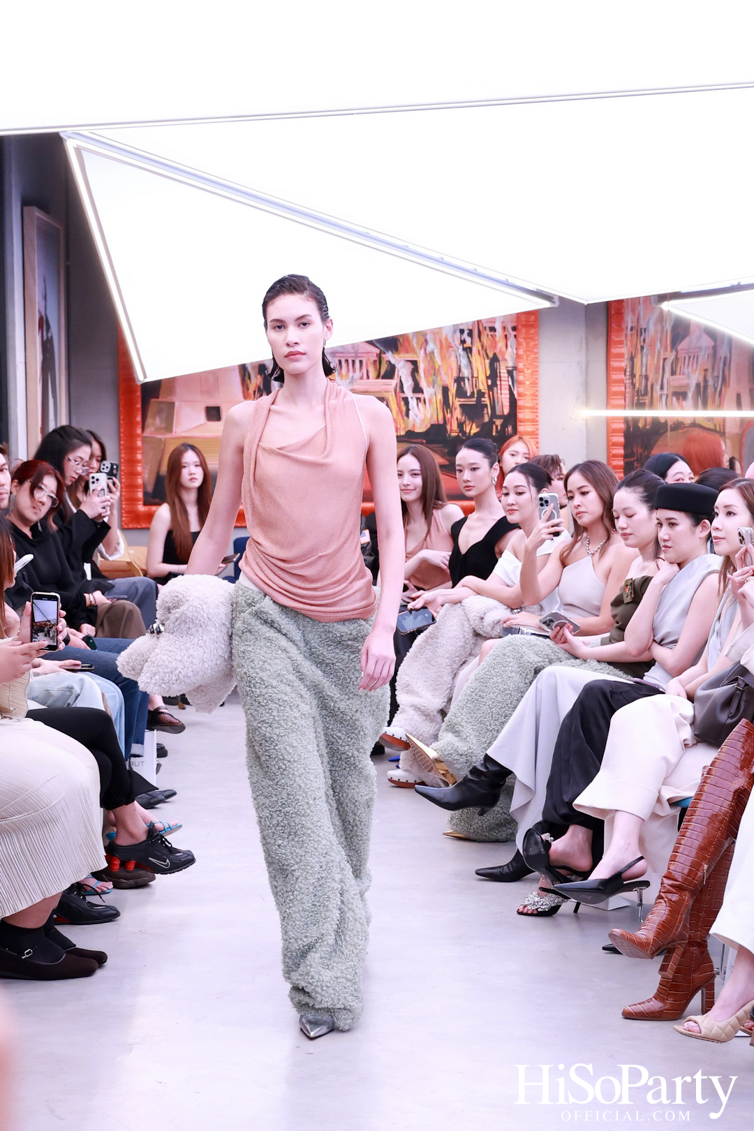 Vickteerut จัดแฟชั่นโชว์ ‘Vickteerut Spring/Summer Collection 2025’ เปิดตัวคอลเลกชัน ‘Forme’ ประจำฤดูใบไม้ผลิ/ฤดูร้อน