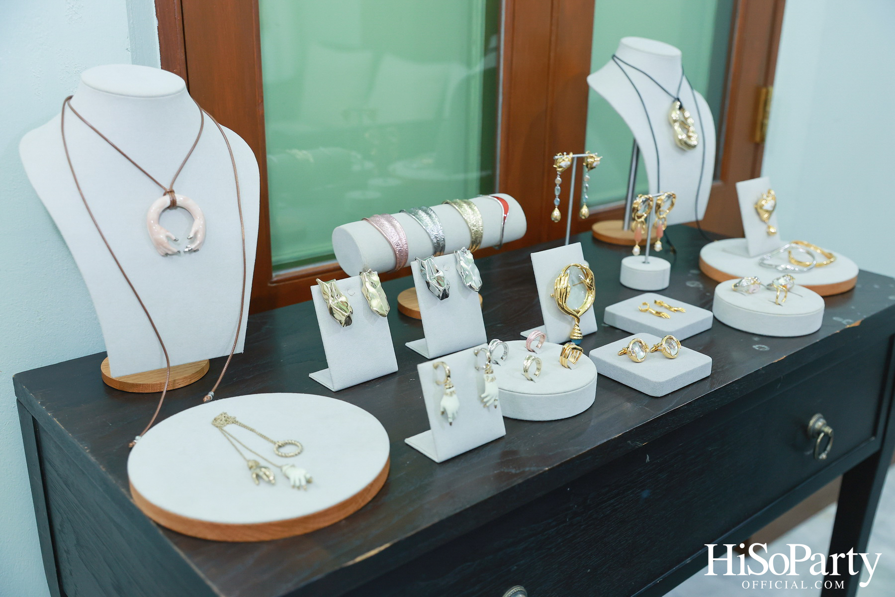 HiSoParty จัด Exclusive Event เชิญแขกคนพิเศษร่วมชมคอลเลกชันใหม่จากแบรนด์ SIRIVANNAVARI ณ บ้านเลขที่ 1