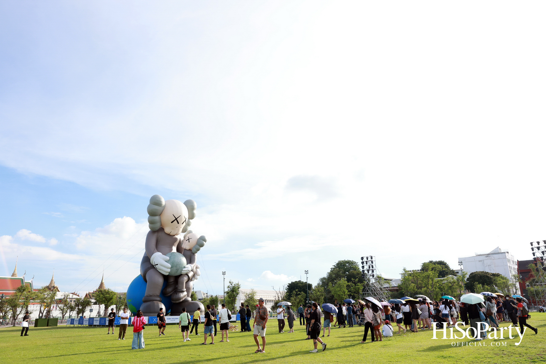 ‘KAWS:HOLIDAY THAILAND’ แลนด์มาร์กศิลปะกลางสนามหลวง ครั้งแรกในไทย พร้อมเปิดให้ชมฟรี!