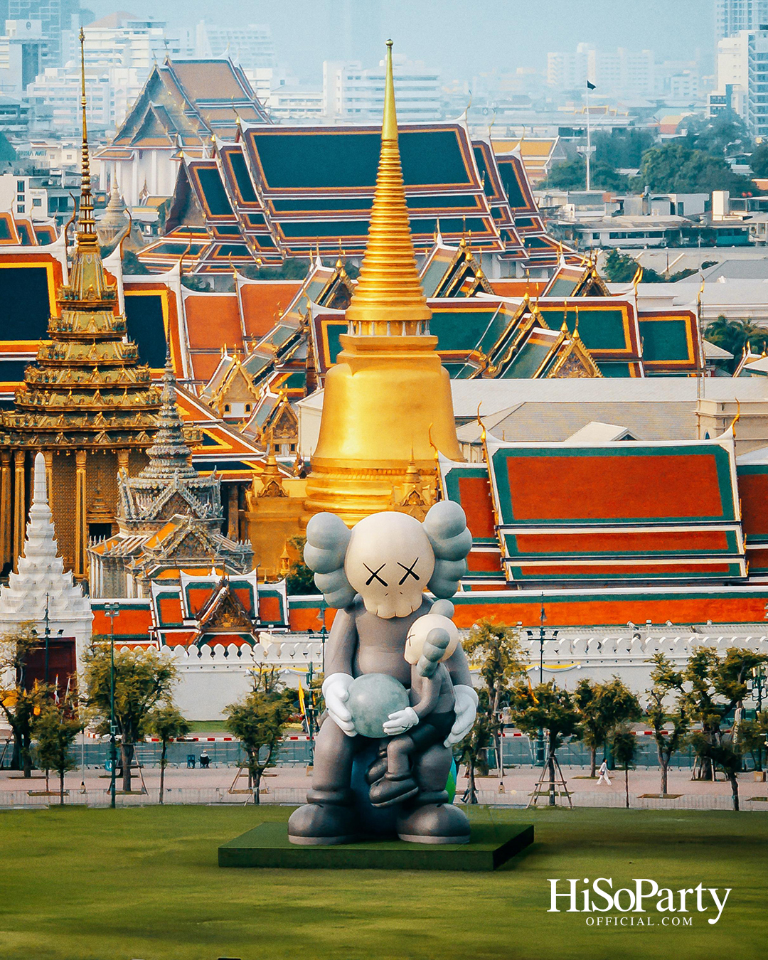 ‘KAWS:HOLIDAY THAILAND’ แลนด์มาร์กศิลปะกลางสนามหลวง ครั้งแรกในไทย พร้อมเปิดให้ชมฟรี!