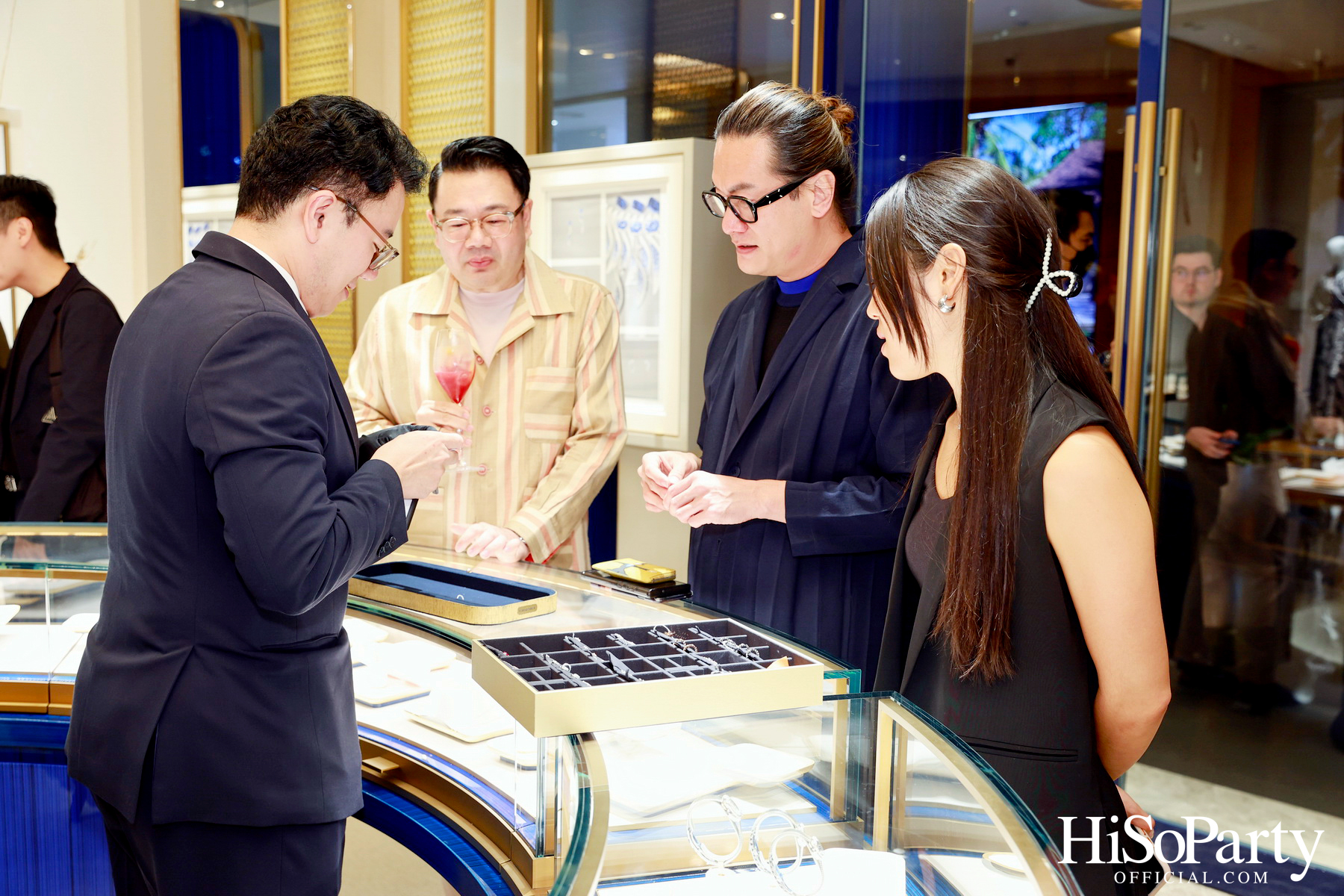 Chaumet แบรนด์เครื่องประดับชั้นสูงจากฝรั่งเศส ร่วมเฉลิมฉลอง Pride Month ด้วยอินสตอลเลชันพิเศษภายในบูติก