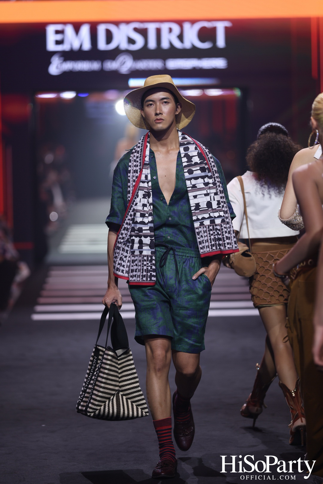  EM DISTRICT เปิดรันเวย์ ‘EMFASHIONICON EDGE’ ในคอนเซปต์ The Essence of Bangkok พร้อมเปิดฉากเดือน PRIDE