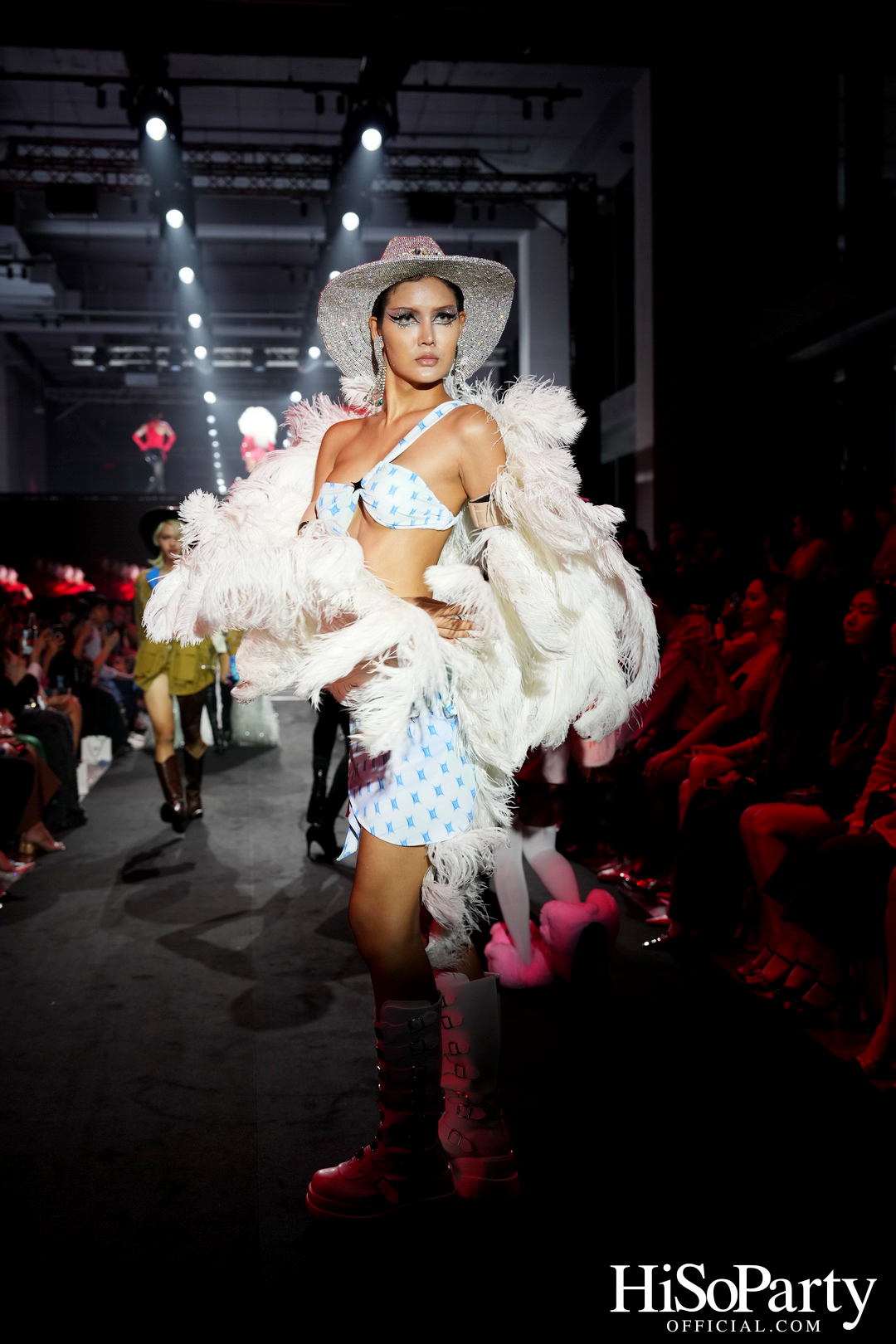  EM DISTRICT เปิดรันเวย์ ‘EMFASHIONICON EDGE’ ในคอนเซปต์ The Essence of Bangkok พร้อมเปิดฉากเดือน PRIDE