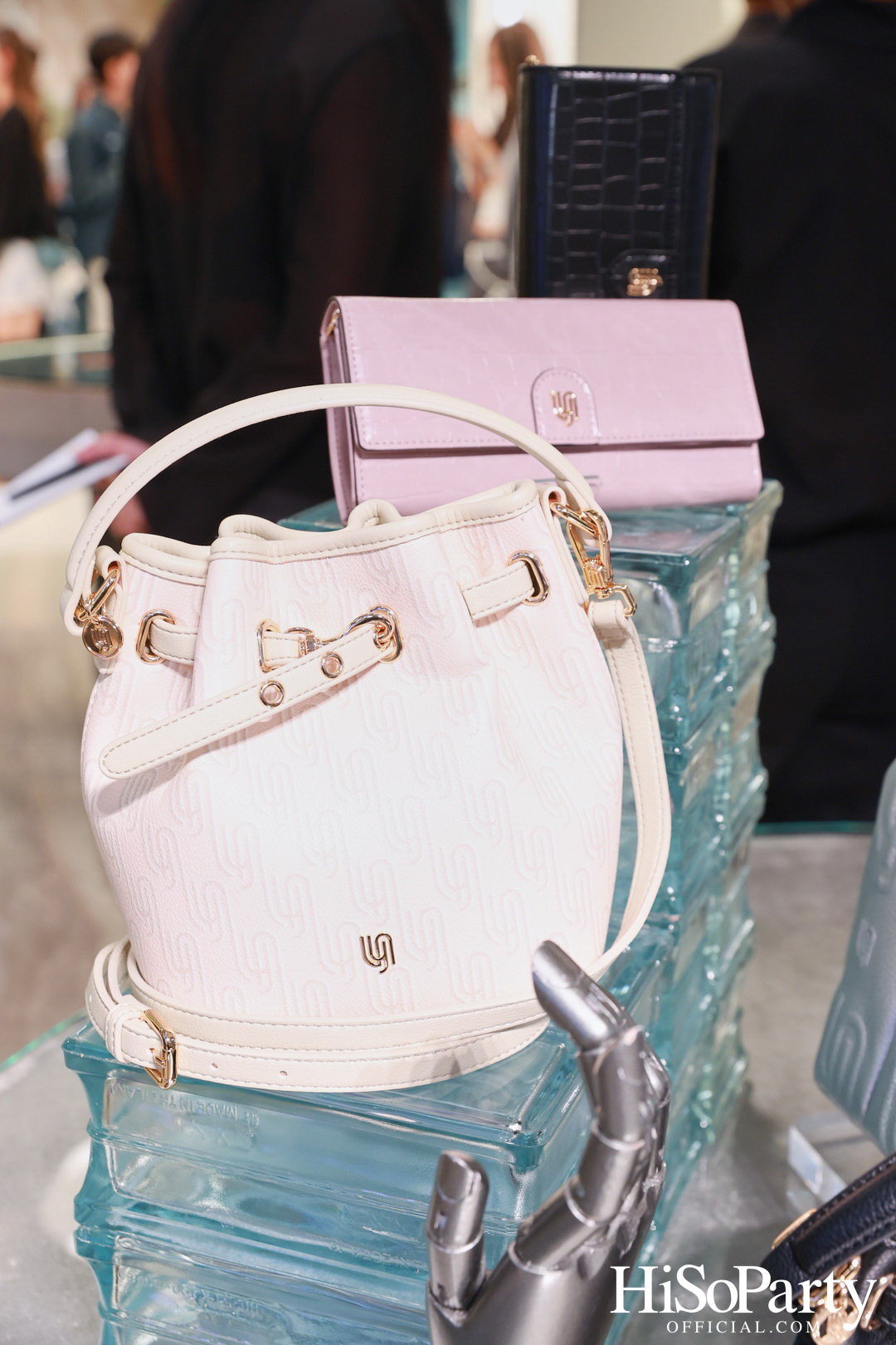 LYN เปิดตัวแคมเปญ ‘It’s a Bow Day’ ดึง โบว์ – เมลดา ถ่ายทอดเสน่ห์ผู้หญิงยุคใหม่ ต้อนรับ Fall 2025