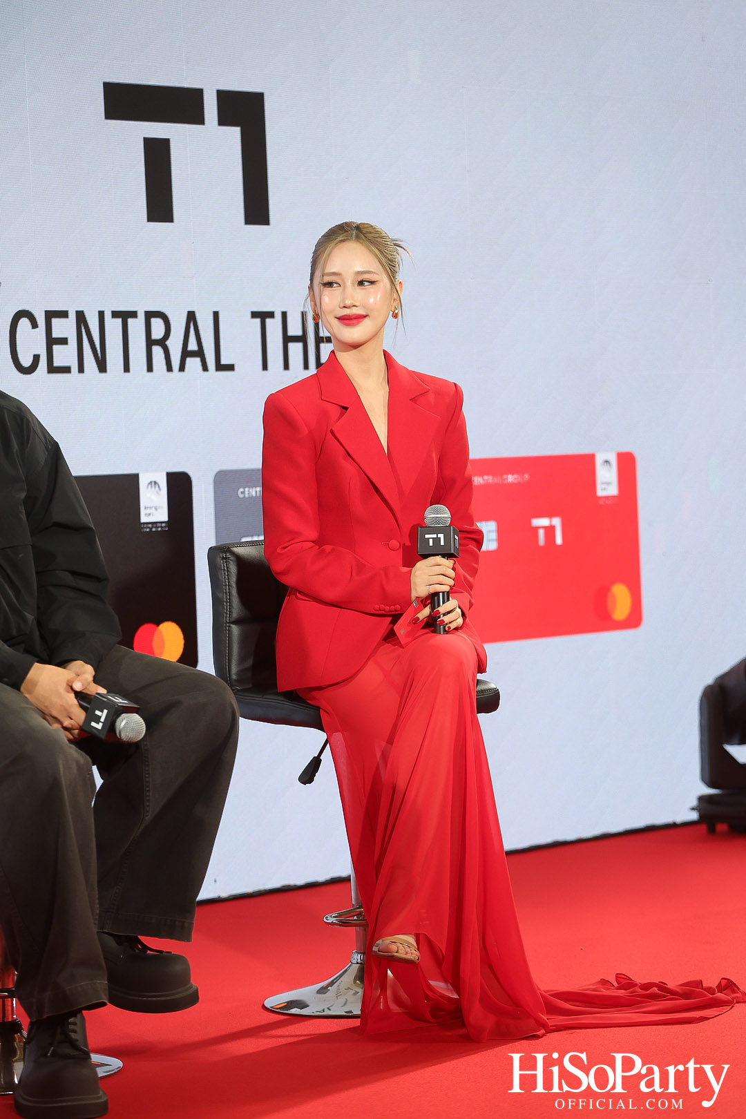 เซ็นทรัล เดอะวัน เปิดตัวภาพลักษณ์แบรนด์และบัตรเครดิตโฉมใหม่ พร้อมหนังโฆษณาโดย นวพล ธำรงรัตนฤทธิ์ และนักแสดงรุ่นใหม่ เจนเย่-เมธิกา