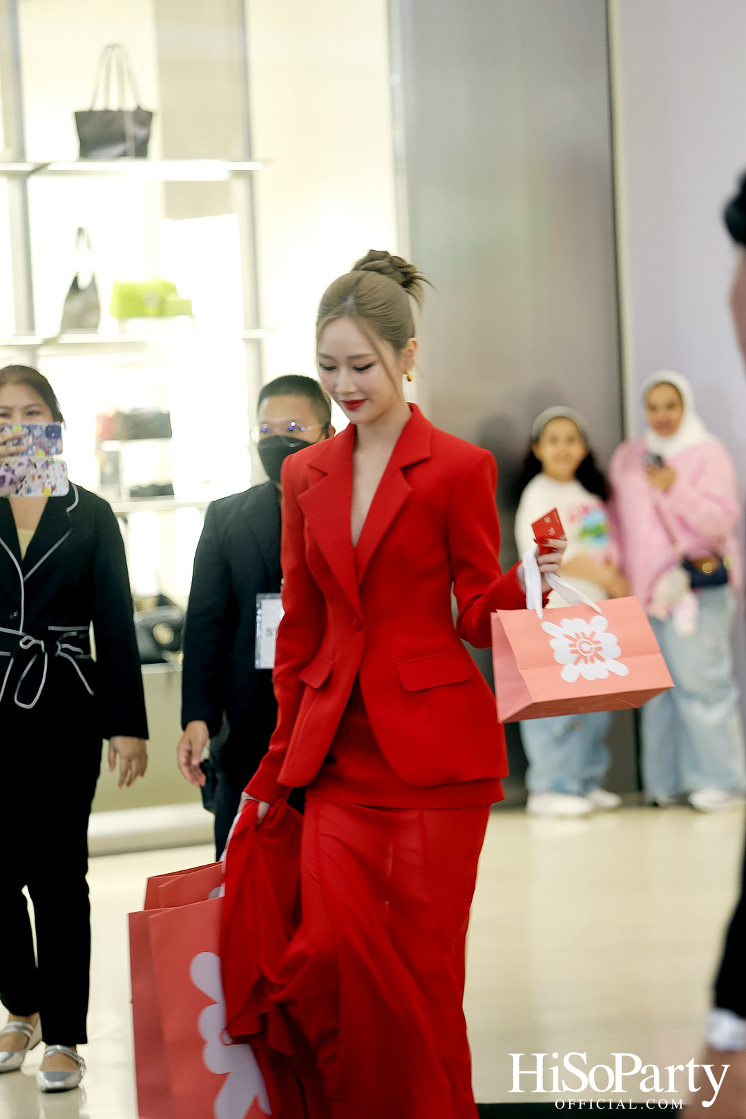 เซ็นทรัล เดอะวัน เปิดตัวภาพลักษณ์แบรนด์และบัตรเครดิตโฉมใหม่ พร้อมหนังโฆษณาโดย นวพล ธำรงรัตนฤทธิ์ และนักแสดงรุ่นใหม่ เจนเย่-เมธิกา