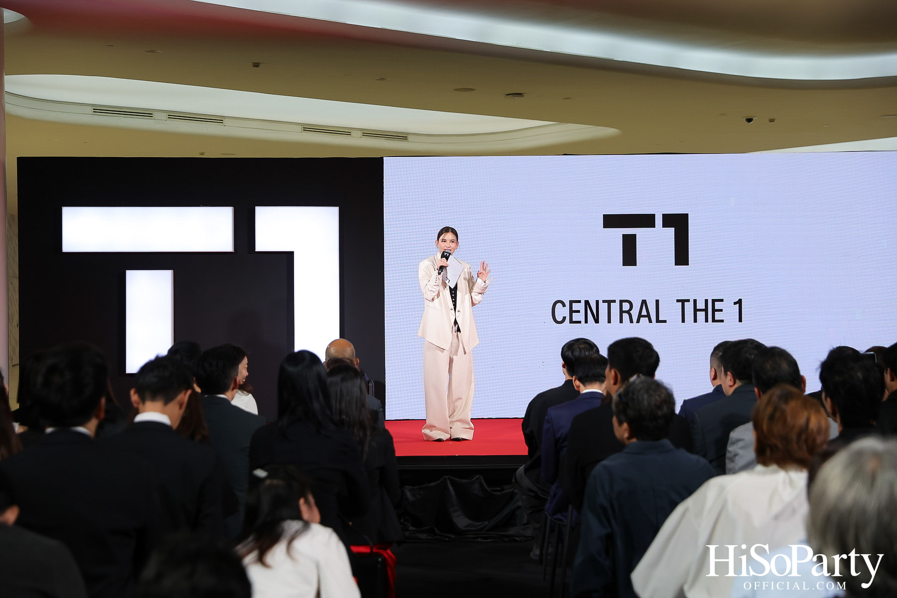 เซ็นทรัล เดอะวัน เปิดตัวภาพลักษณ์แบรนด์และบัตรเครดิตโฉมใหม่ พร้อมหนังโฆษณาโดย นวพล ธำรงรัตนฤทธิ์ และนักแสดงรุ่นใหม่ เจนเย่-เมธิกา