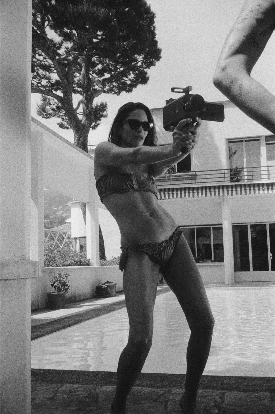 Saint Laurent เปิดมุมมองฤดูร้อนใหม่ในแคมเปญ Shades of Summer โดย Anthony Vaccarello