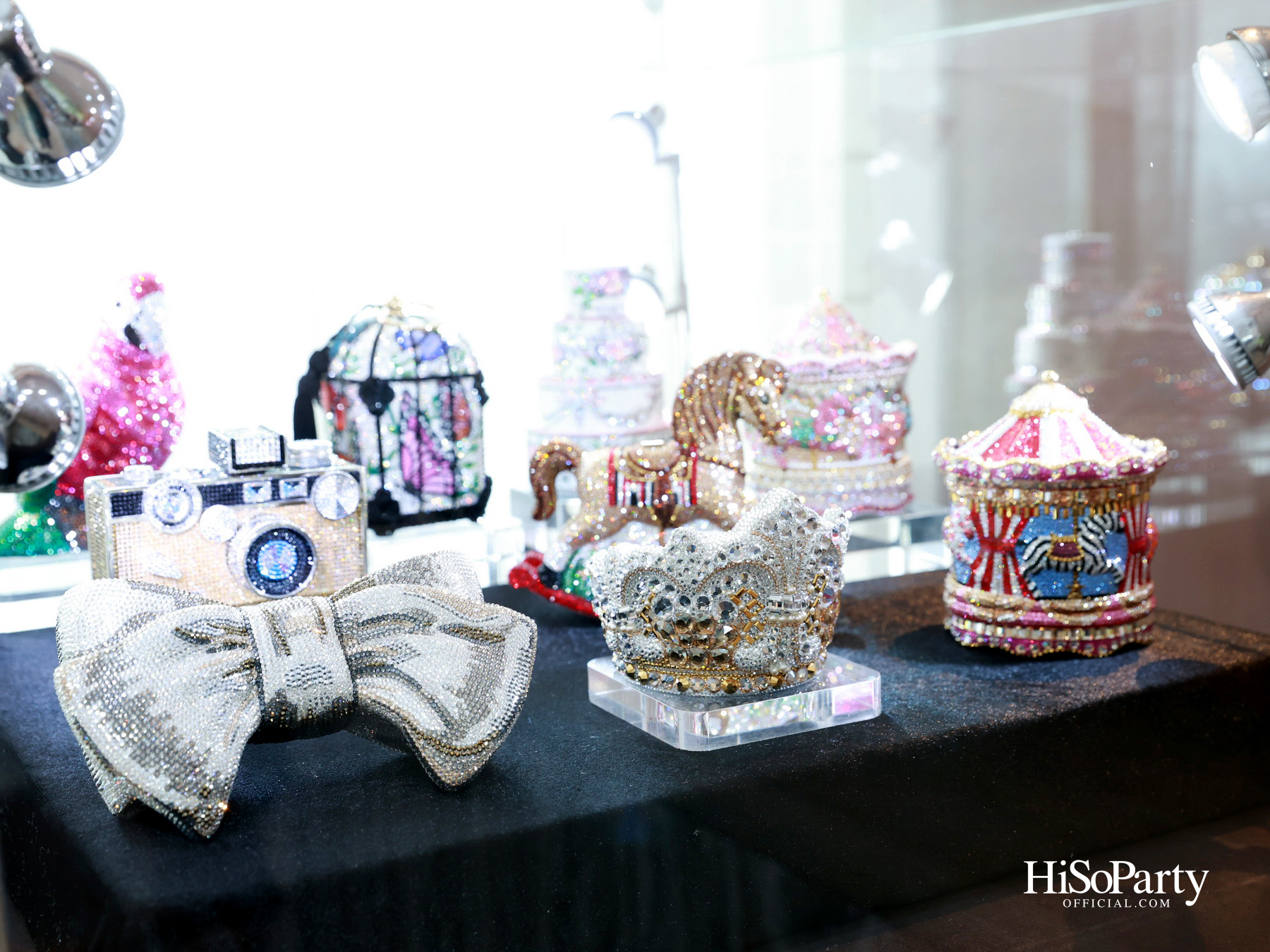 PRIVATE SHOWCASE AT SCOPE THONGLOR FEATURING SHOW UNIT ALONGSIDE MASTERPIECES CURATED BY BEAUTY GEMS