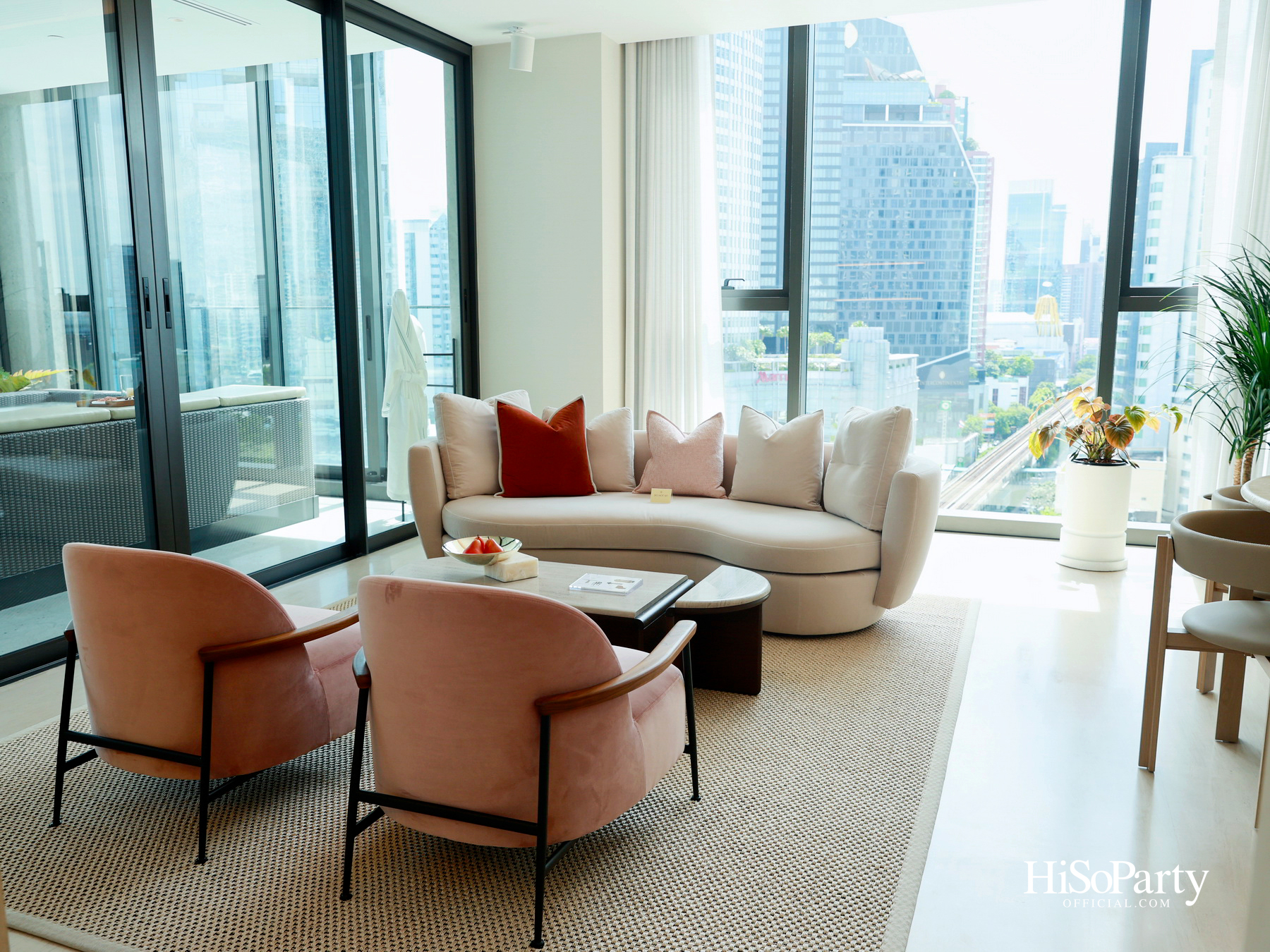 PRIVATE SHOWCASE AT SCOPE THONGLOR FEATURING SHOW UNIT ALONGSIDE MASTERPIECES CURATED BY BEAUTY GEMS