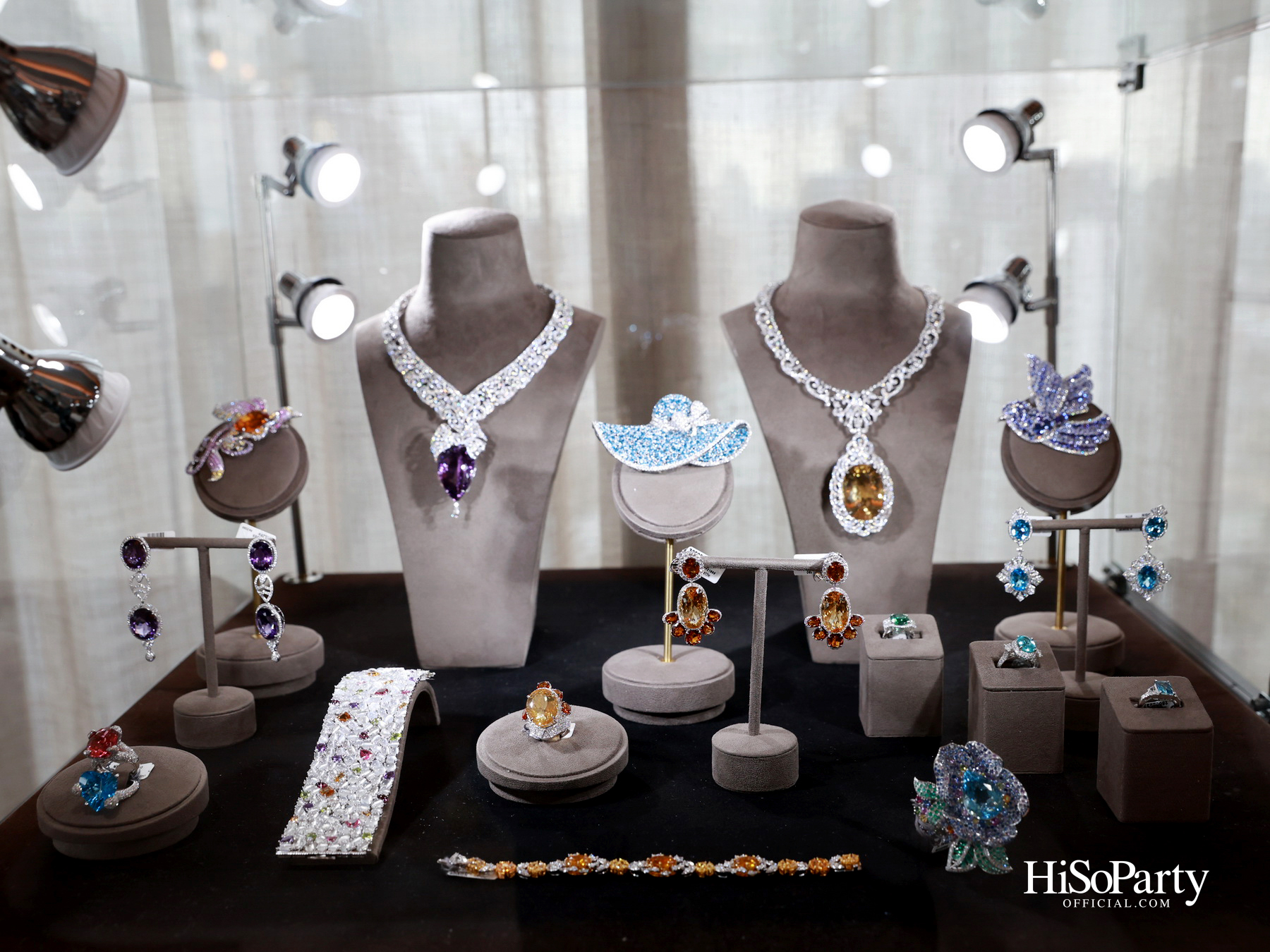 PRIVATE SHOWCASE AT SCOPE THONGLOR FEATURING SHOW UNIT ALONGSIDE MASTERPIECES CURATED BY BEAUTY GEMS