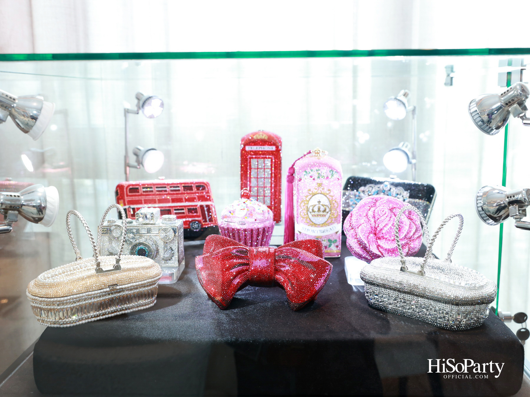 PRIVATE SHOWCASE AT SCOPE THONGLOR FEATURING SHOW UNIT ALONGSIDE MASTERPIECES CURATED BY BEAUTY GEMS