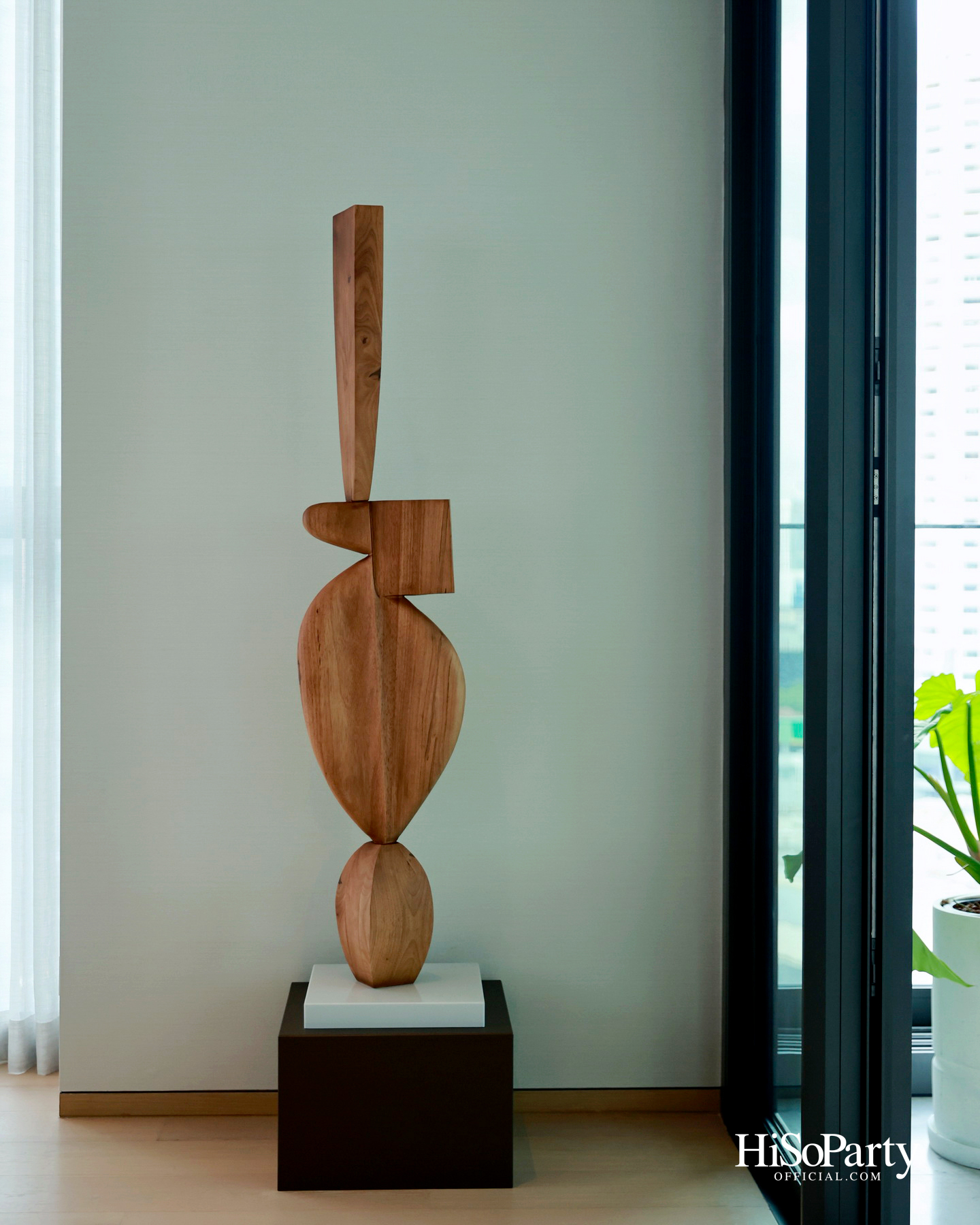 PRIVATE SHOWCASE AT SCOPE THONGLOR FEATURING SHOW UNIT ALONGSIDE MASTERPIECES CURATED BY BEAUTY GEMS