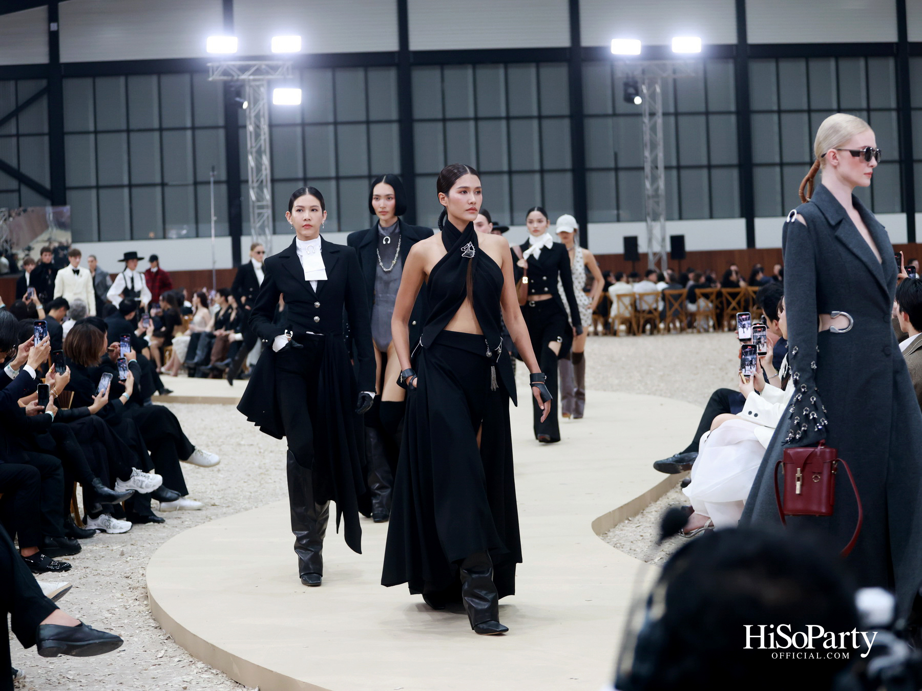 SIRIVANNAVARI จัดแสดงแฟชั่นโชว์คอลเลกชัน Autumn-Winter 2025/26 ถ่ายทอดมรดกแห่งโลกอีเควสเทรียนสู่แฟชั่นร่วมสมัย