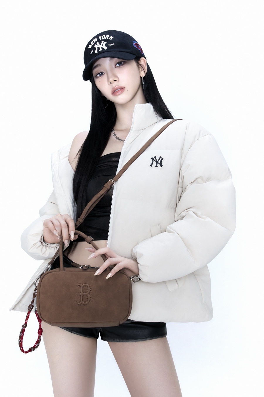 MLB เปิดตัวแคมเปญรับลมหนาวกับ KARINA นำเสนอ MLB Curve Down Jacket แจ็กเก็ตขนเป็ดทรงโค้งสไตล์ Hip-feminine