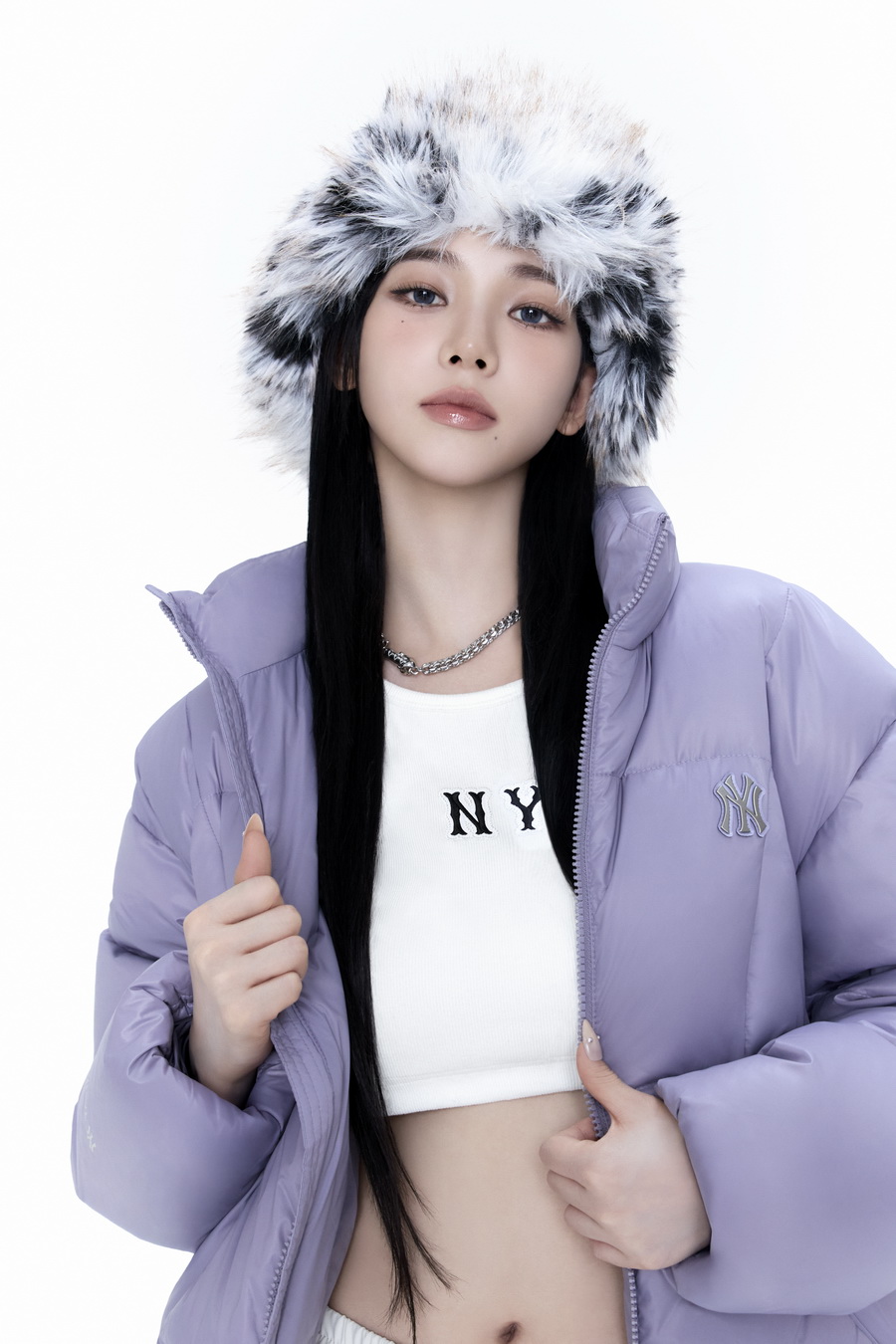 MLB เปิดตัวแคมเปญรับลมหนาวกับ KARINA นำเสนอ MLB Curve Down Jacket แจ็กเก็ตขนเป็ดทรงโค้งสไตล์ Hip-feminine